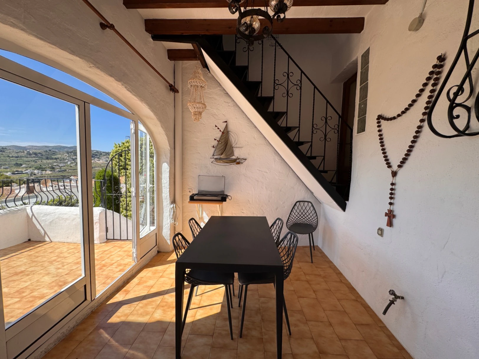 B1496 - Chalet semiadosado con vistas panorámicas y piscina comunitaria en Benitachell, cerca de Moraira