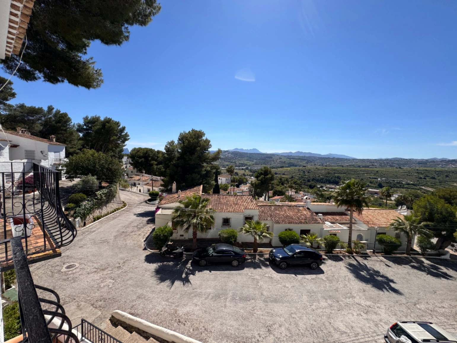 B1496 - Chalet semiadosado con vistas panorámicas y piscina comunitaria en Benitachell, cerca de Moraira