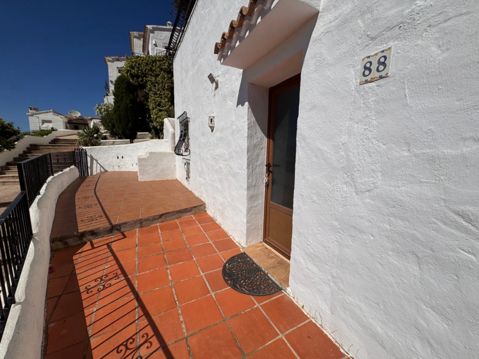 B1496 - Chalet semiadosado con vistas panorámicas y piscina comunitaria en Benitachell, cerca de Moraira