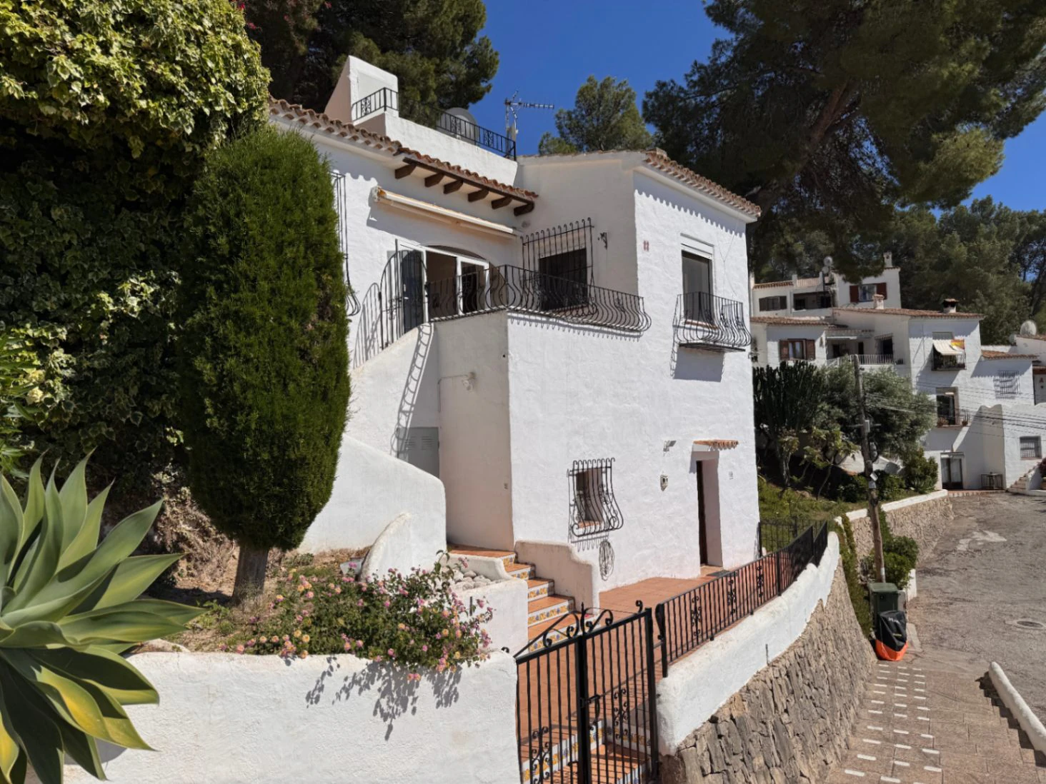 B1496 - Chalet semiadosado con vistas panorámicas y piscina comunitaria en Benitachell, cerca de Moraira