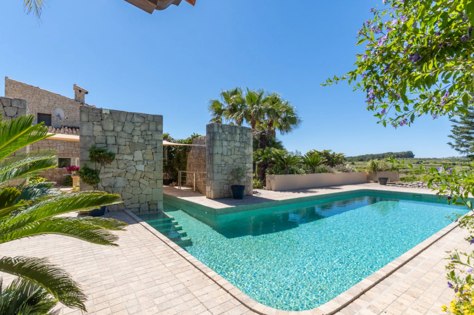 F0211 - Exklusive Stein-Finca mit Charakter, modernem Interieur und Pool in Benissa – Costa Blanca