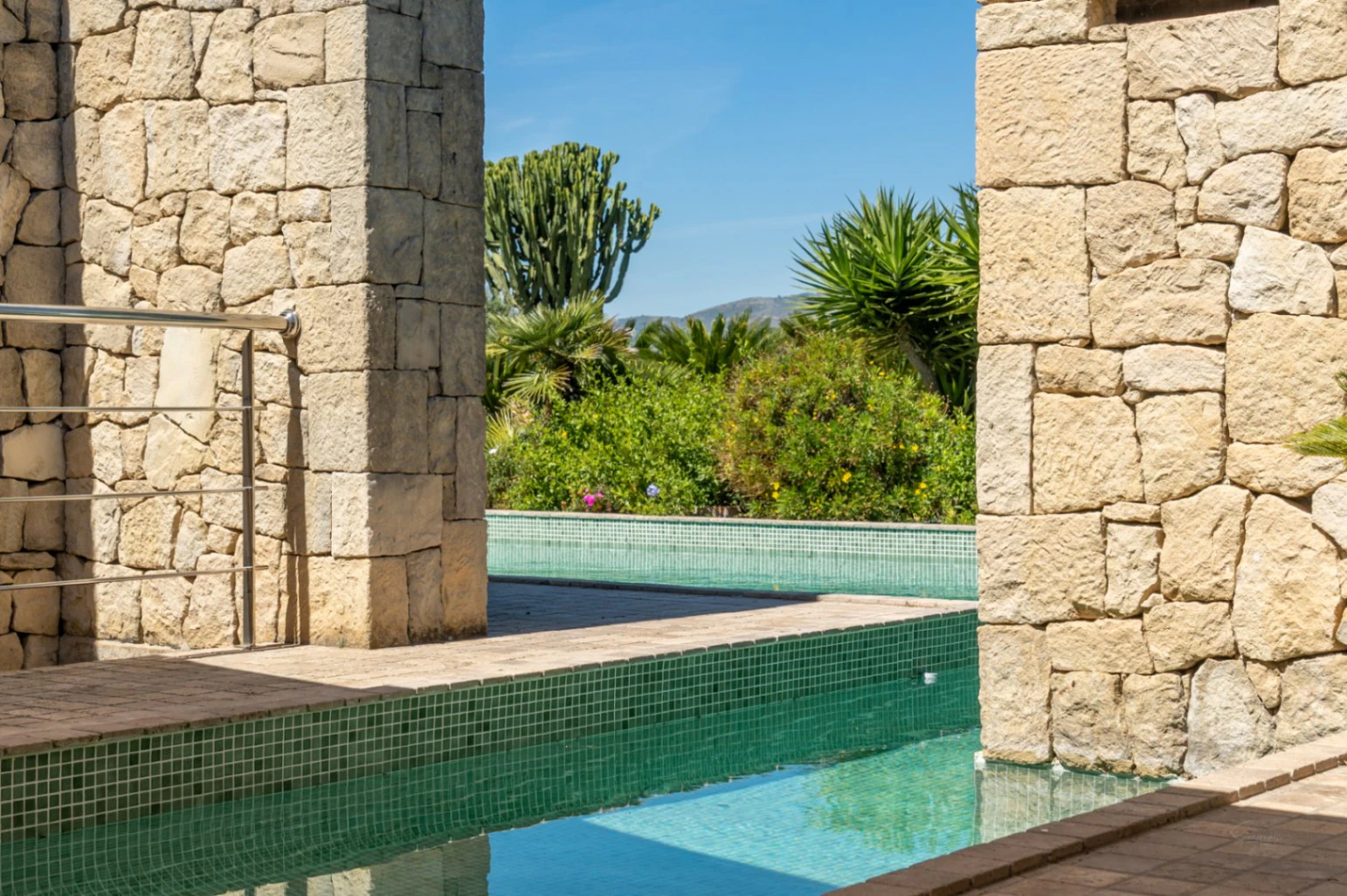 F0211 - Exklusive Stein-Finca mit Charakter, modernem Interieur und Pool in Benissa – Costa Blanca