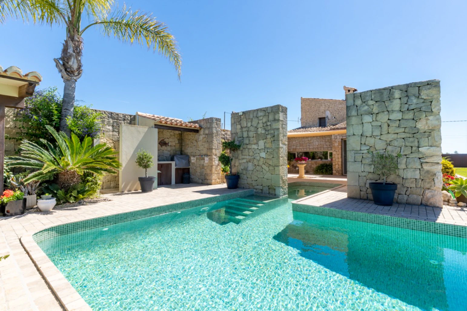 F0211 - Exklusive Stein-Finca mit Charakter, modernem Interieur und Pool in Benissa – Costa Blanca