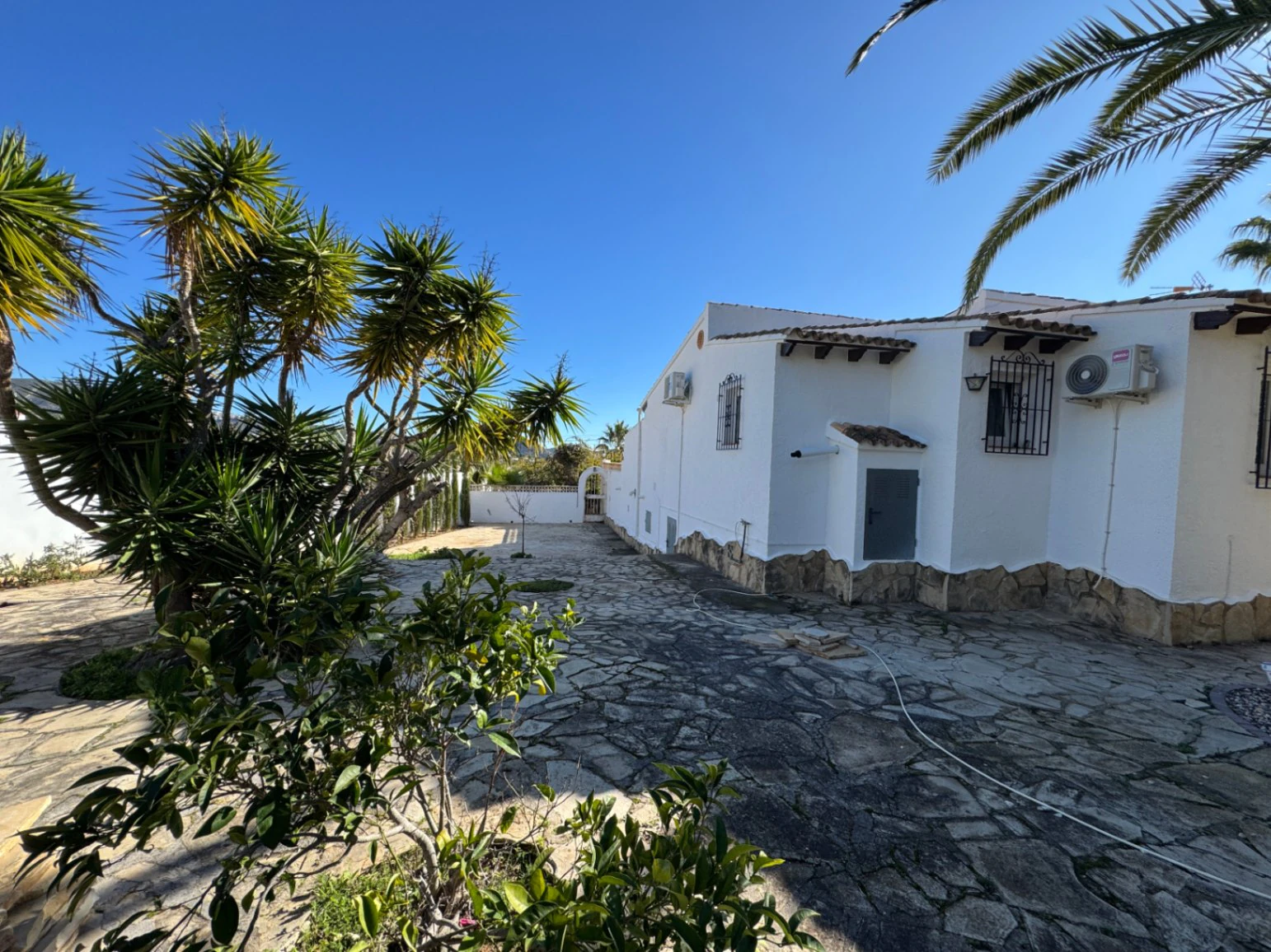 CH3390 - Villa zum Verkauf in Moraira mit Pool, freiem Blick und Privatsphäre