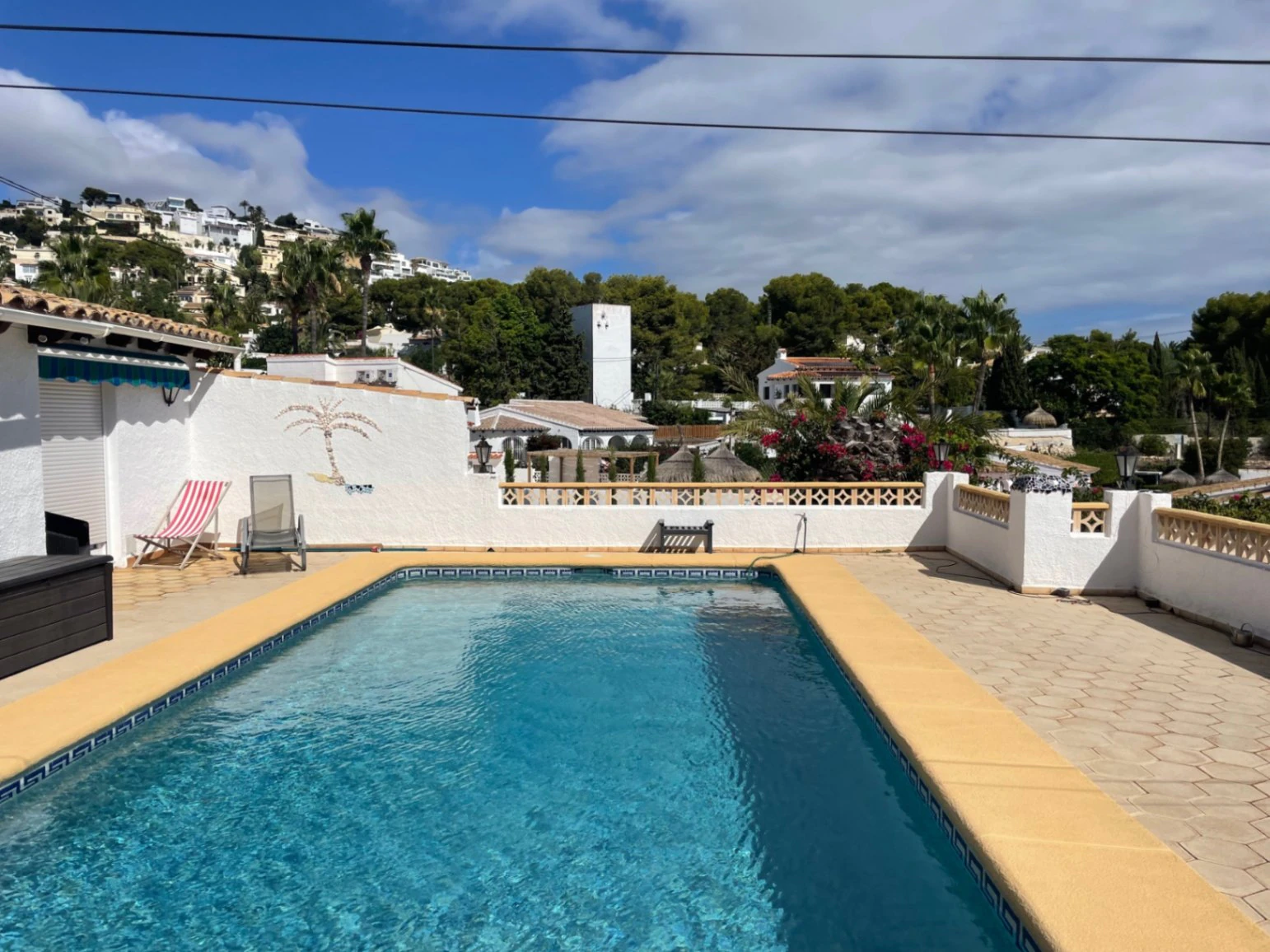 CH3390 - Villa zum Verkauf in Moraira mit Pool, freiem Blick und Privatsphäre
