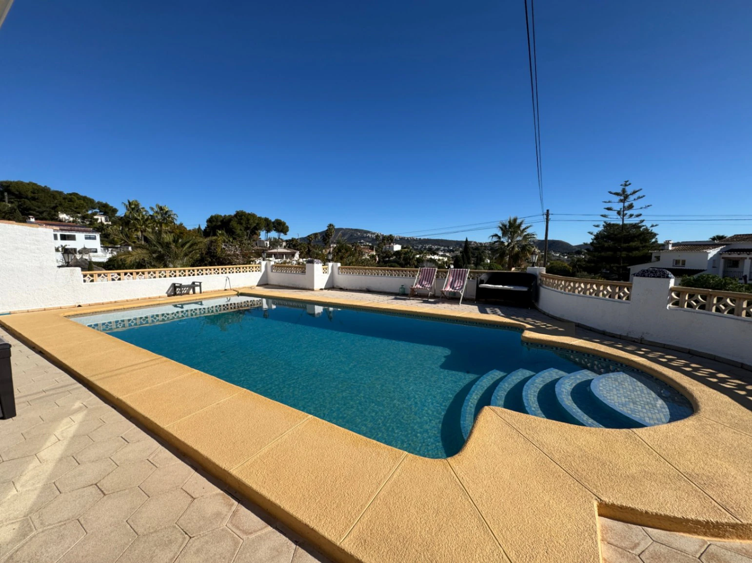 CH3390 - Villa zum Verkauf in Moraira mit Pool, freiem Blick und Privatsphäre