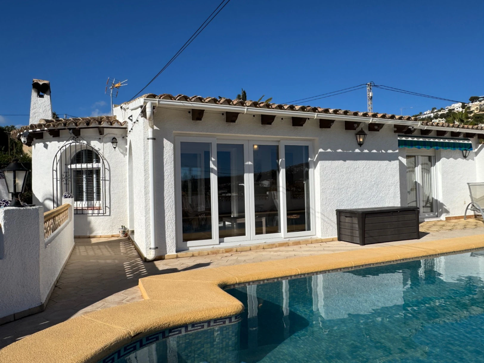 CH3390 - Villa zum Verkauf in Moraira mit Pool, freiem Blick und Privatsphäre
