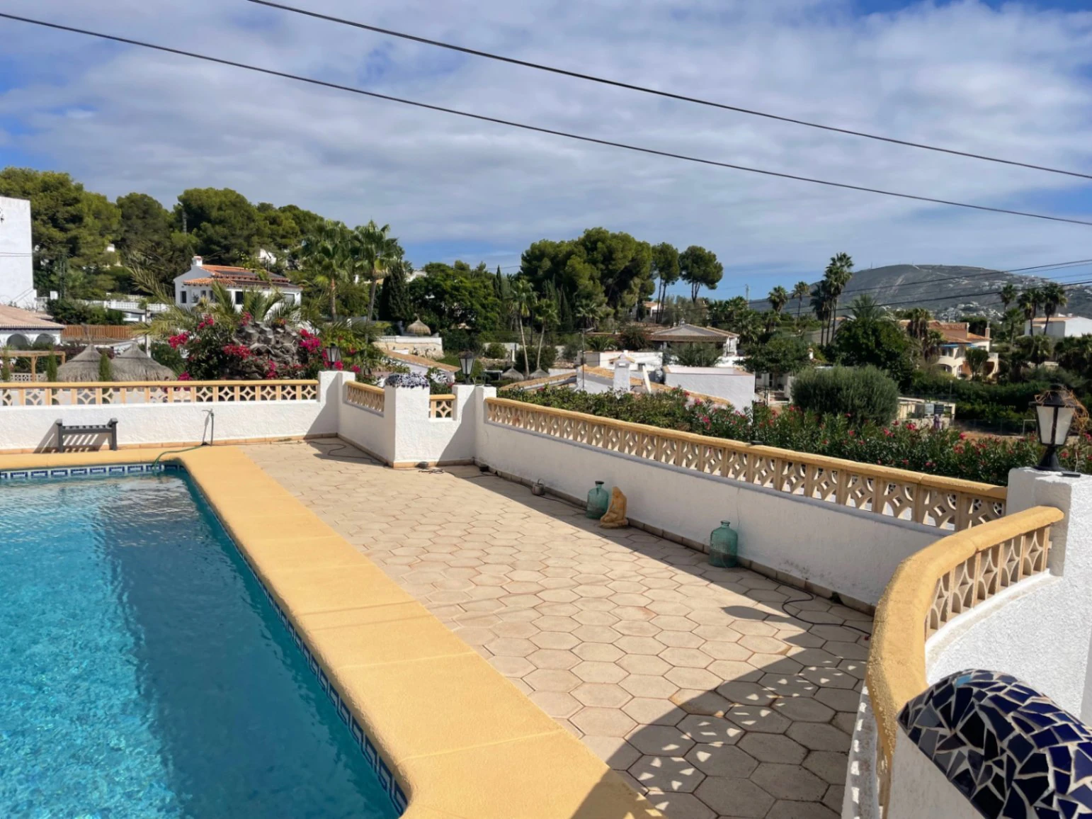 CH3390 - Villa zum Verkauf in Moraira mit Pool, freiem Blick und Privatsphäre
