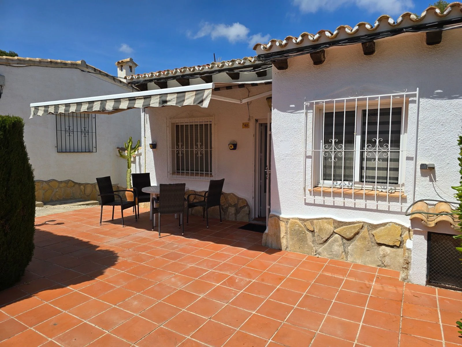 B1497 - Semi-detached bungalow for sale in Moraira with communal pool, step-free access, near beach, services and golf
