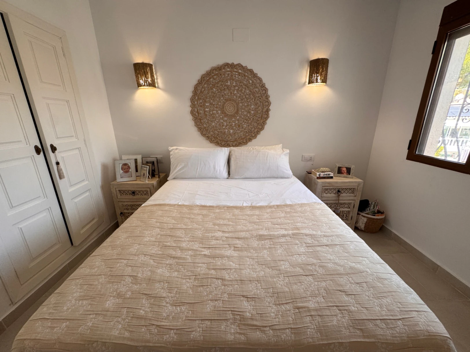 B1498 - Villa independiente con apartamento de invitados, diseño renovado con muy buen gusto y piscina comunitaria en Moraira