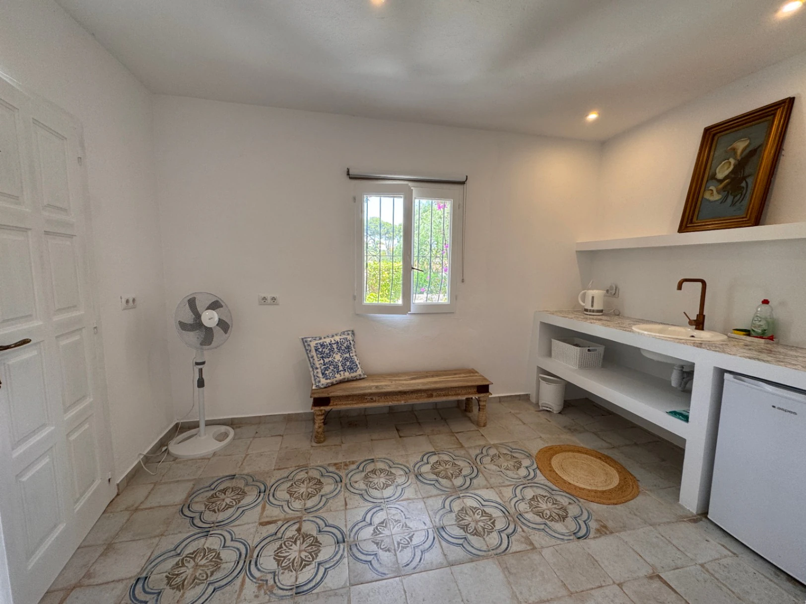 B1498 - Villa independiente con apartamento de invitados, diseño renovado con muy buen gusto y piscina comunitaria en Moraira
