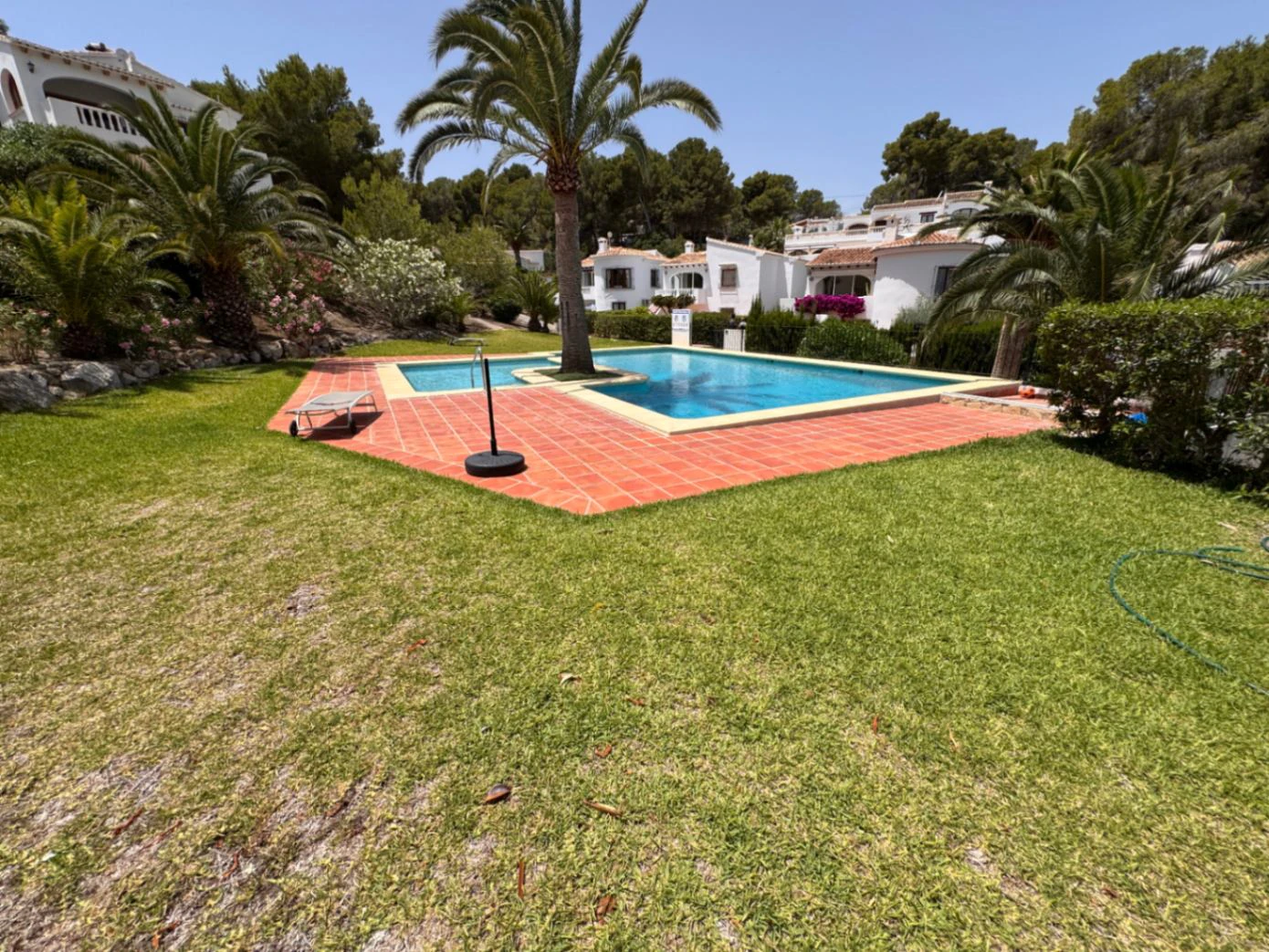 B1498 - Villa independiente con apartamento de invitados, diseño renovado con muy buen gusto y piscina comunitaria en Moraira