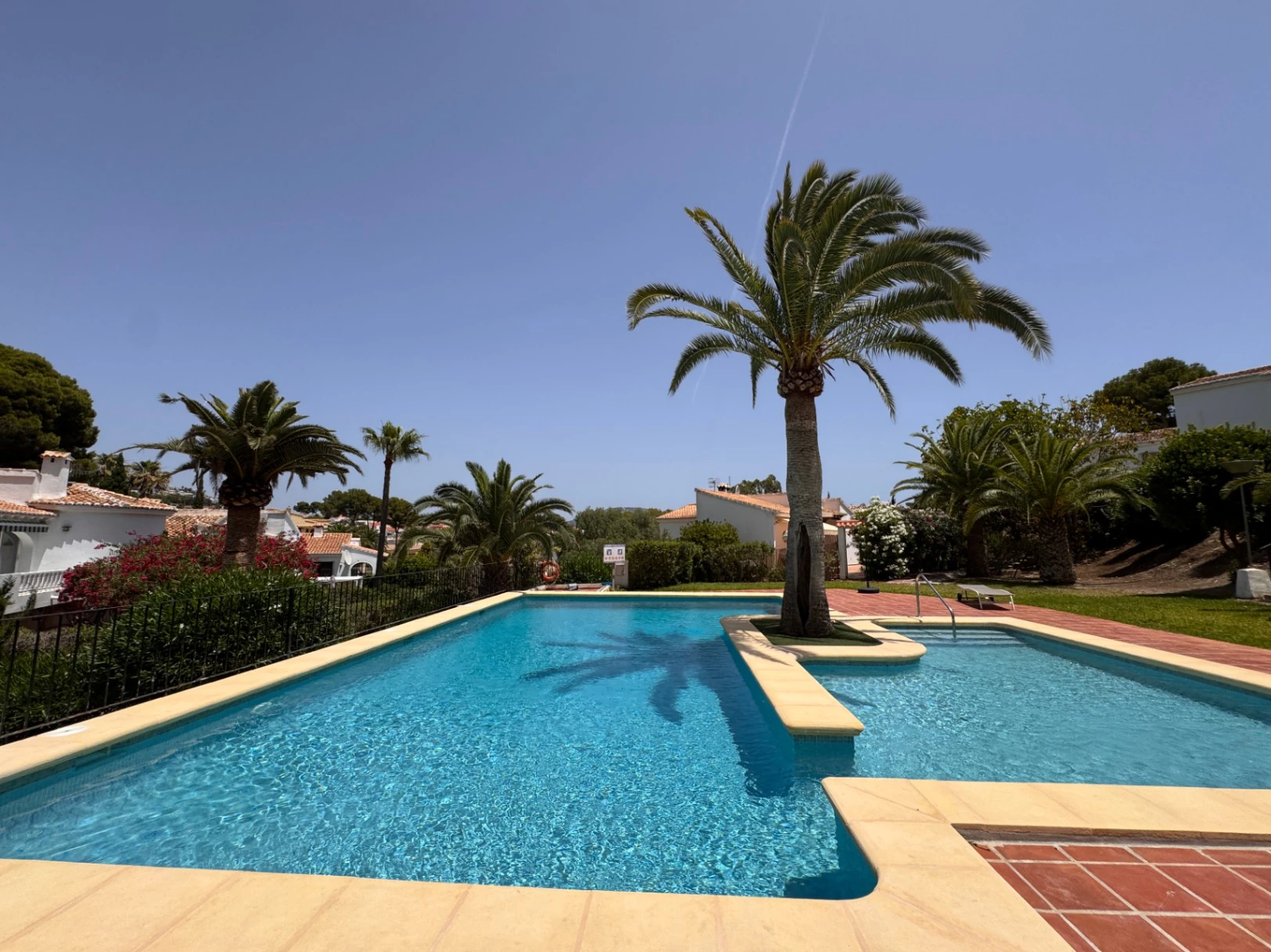 B1498 - Villa independiente con apartamento de invitados, diseño renovado con muy buen gusto y piscina comunitaria en Moraira