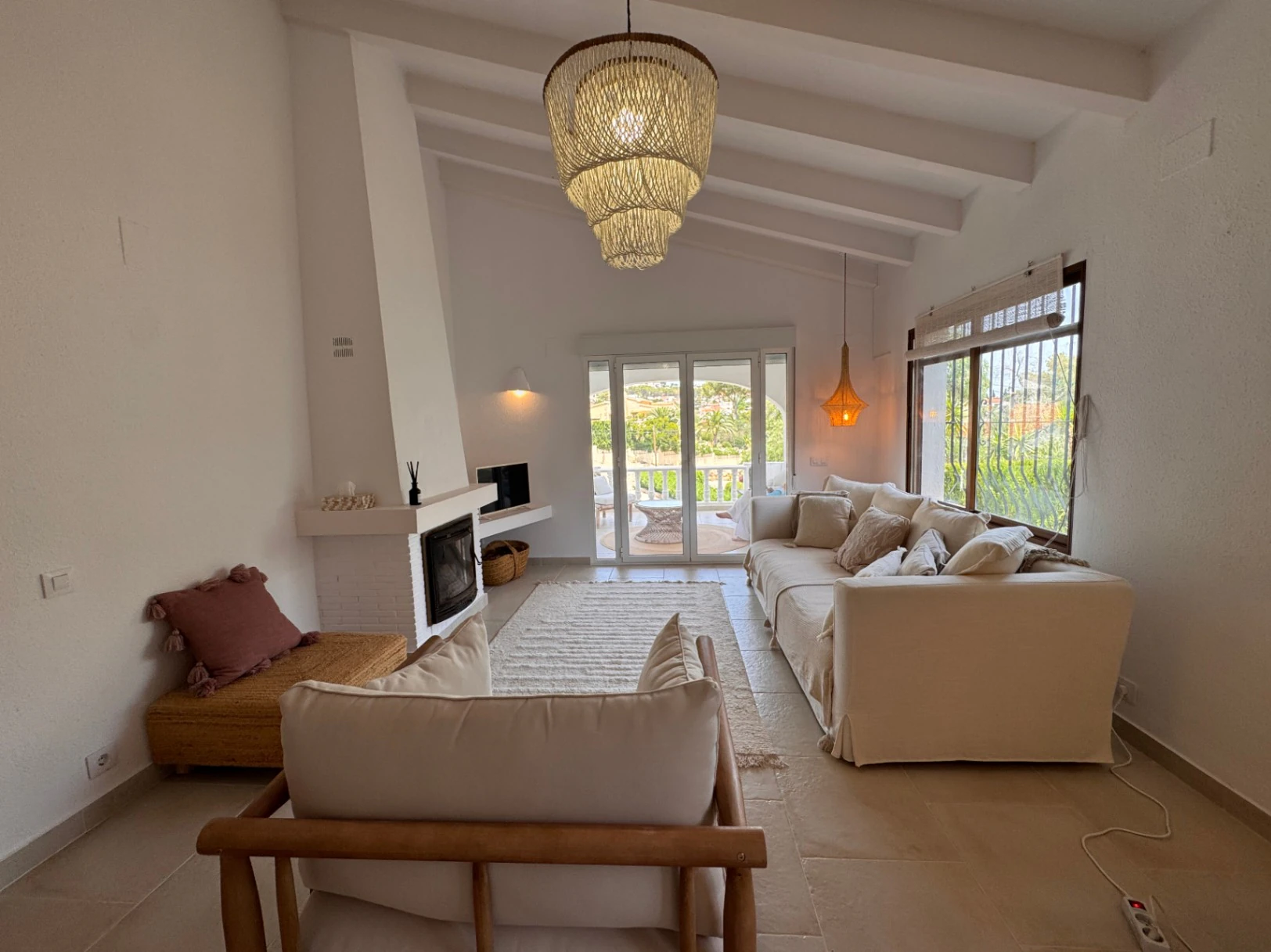 B1498 - Villa independiente con apartamento de invitados, diseño renovado con muy buen gusto y piscina comunitaria en Moraira