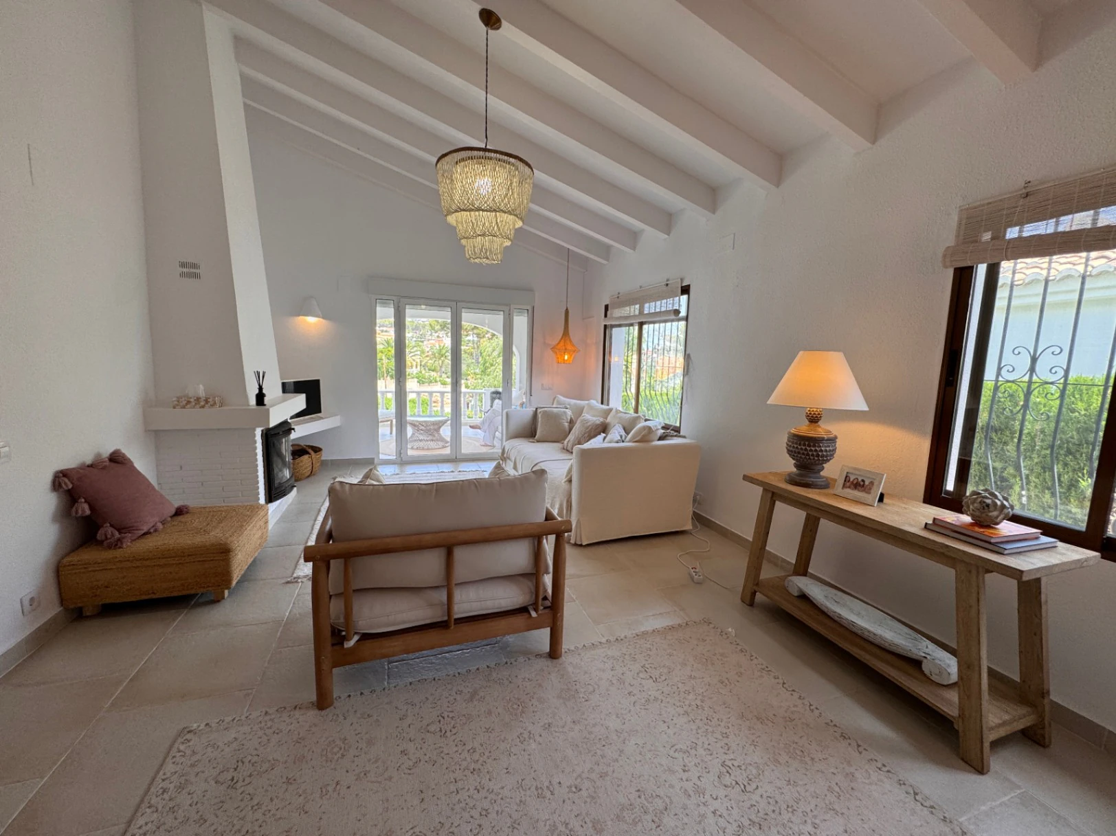 B1498 - Villa independiente con apartamento de invitados, diseño renovado con muy buen gusto y piscina comunitaria en Moraira