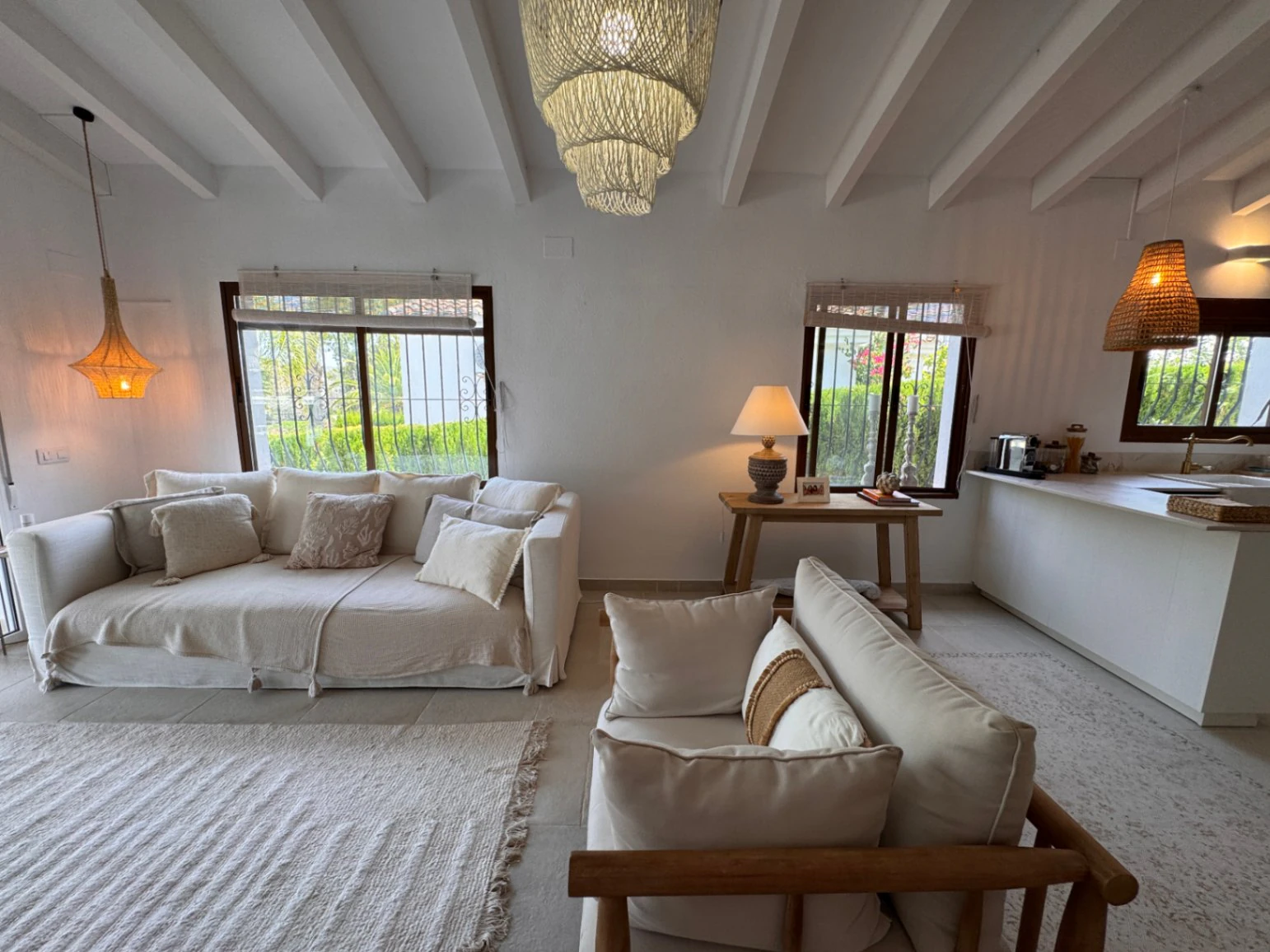 B1498 - Villa independiente con apartamento de invitados, diseño renovado con muy buen gusto y piscina comunitaria en Moraira