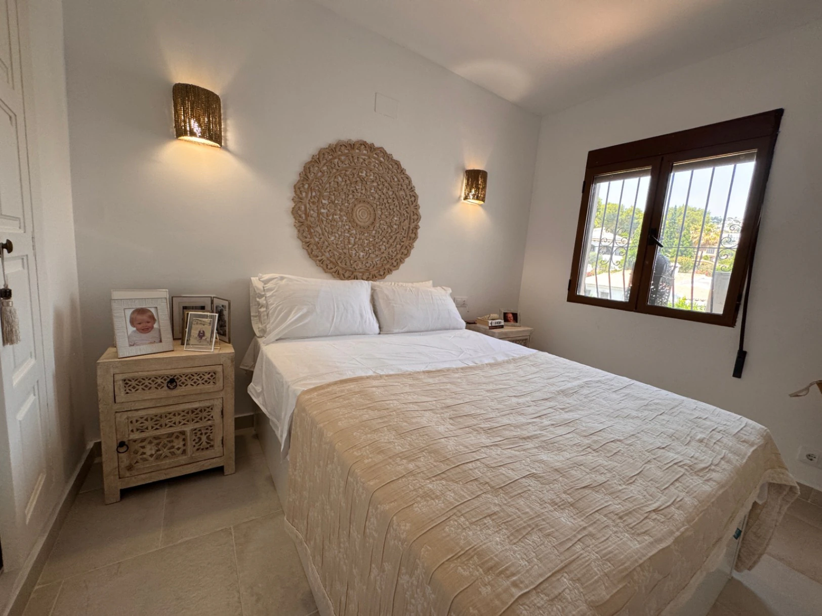 B1498 - Villa independiente con apartamento de invitados, diseño renovado con muy buen gusto y piscina comunitaria en Moraira