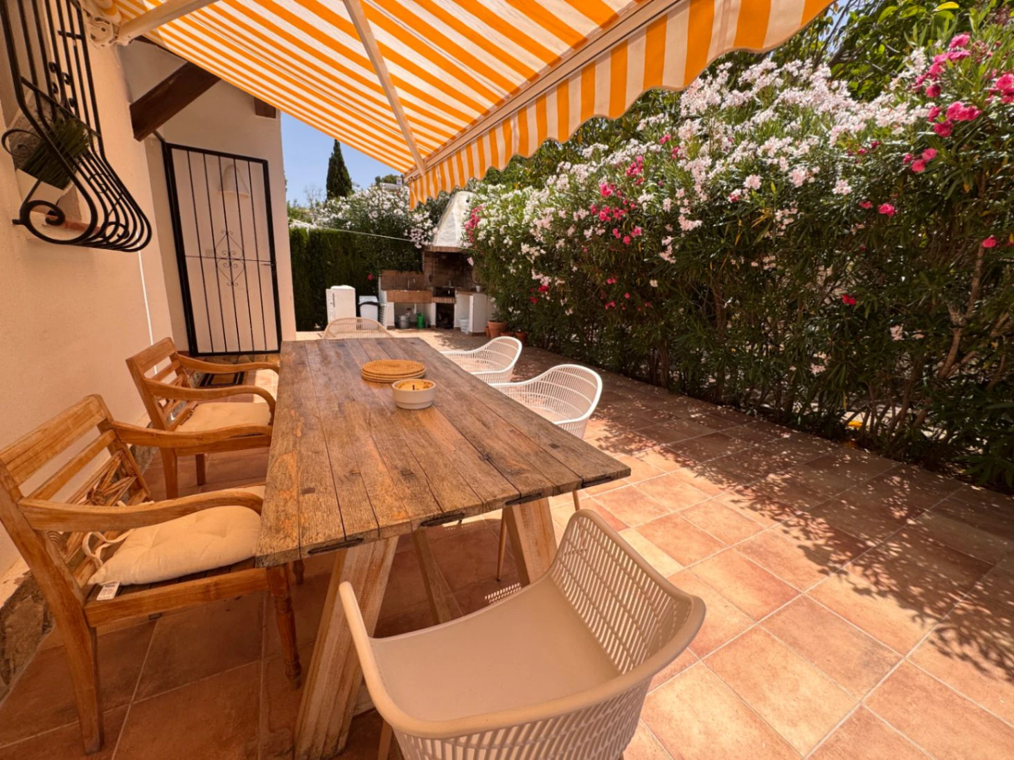 B1498 - Villa independiente con apartamento de invitados, diseño renovado con muy buen gusto y piscina comunitaria en Moraira