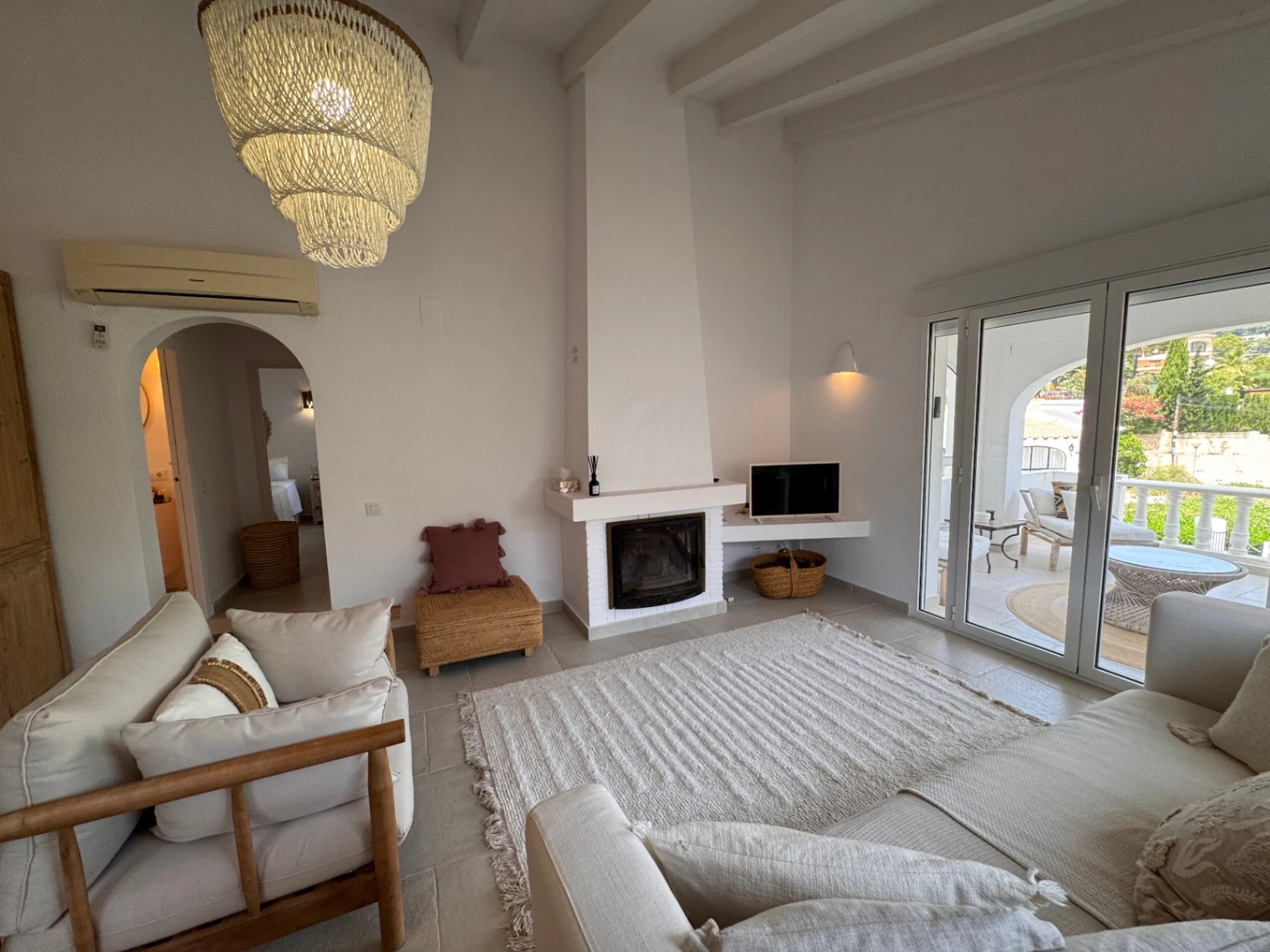 B1498 - Villa independiente con apartamento de invitados, diseño renovado con muy buen gusto y piscina comunitaria en Moraira