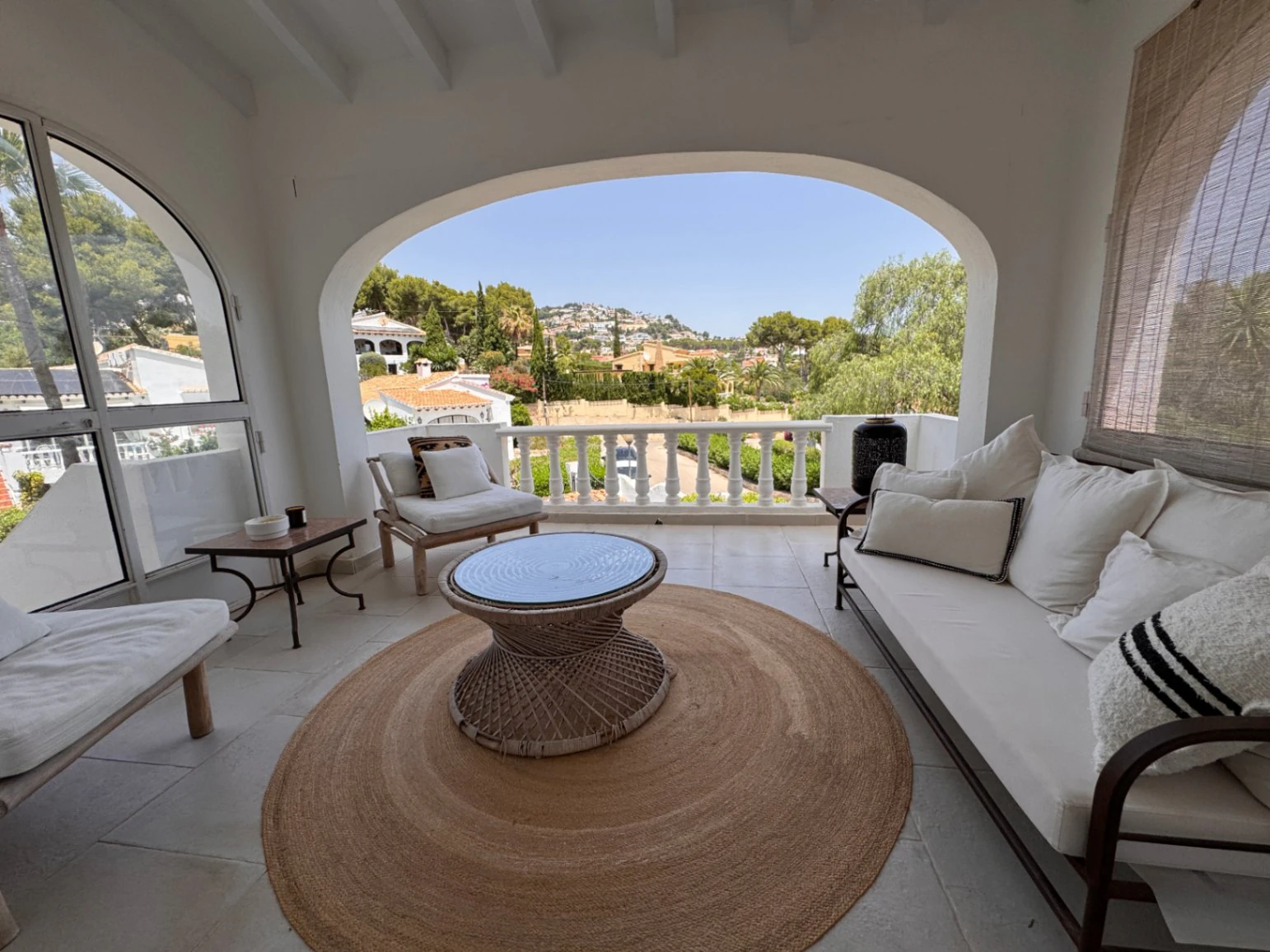 B1498 - Villa independiente con apartamento de invitados, diseño renovado con muy buen gusto y piscina comunitaria en Moraira