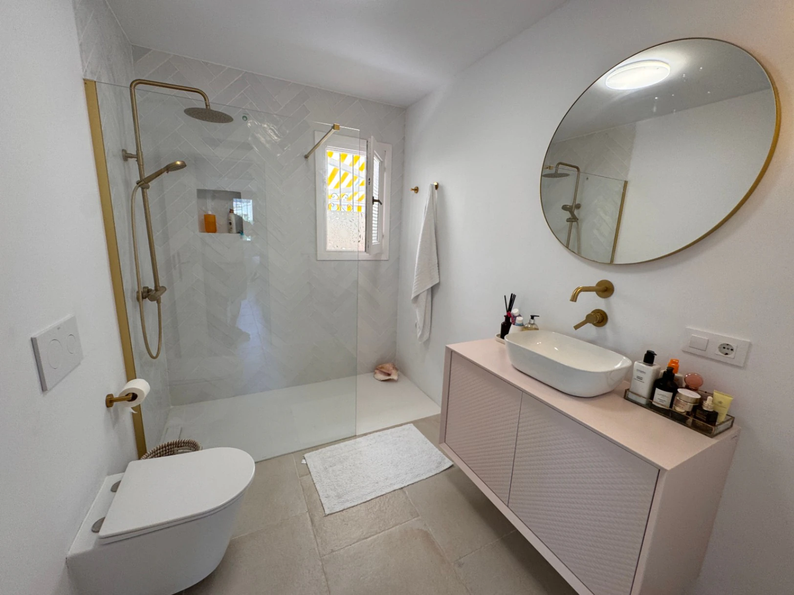 B1498 - Villa independiente con apartamento de invitados, diseño renovado con muy buen gusto y piscina comunitaria en Moraira
