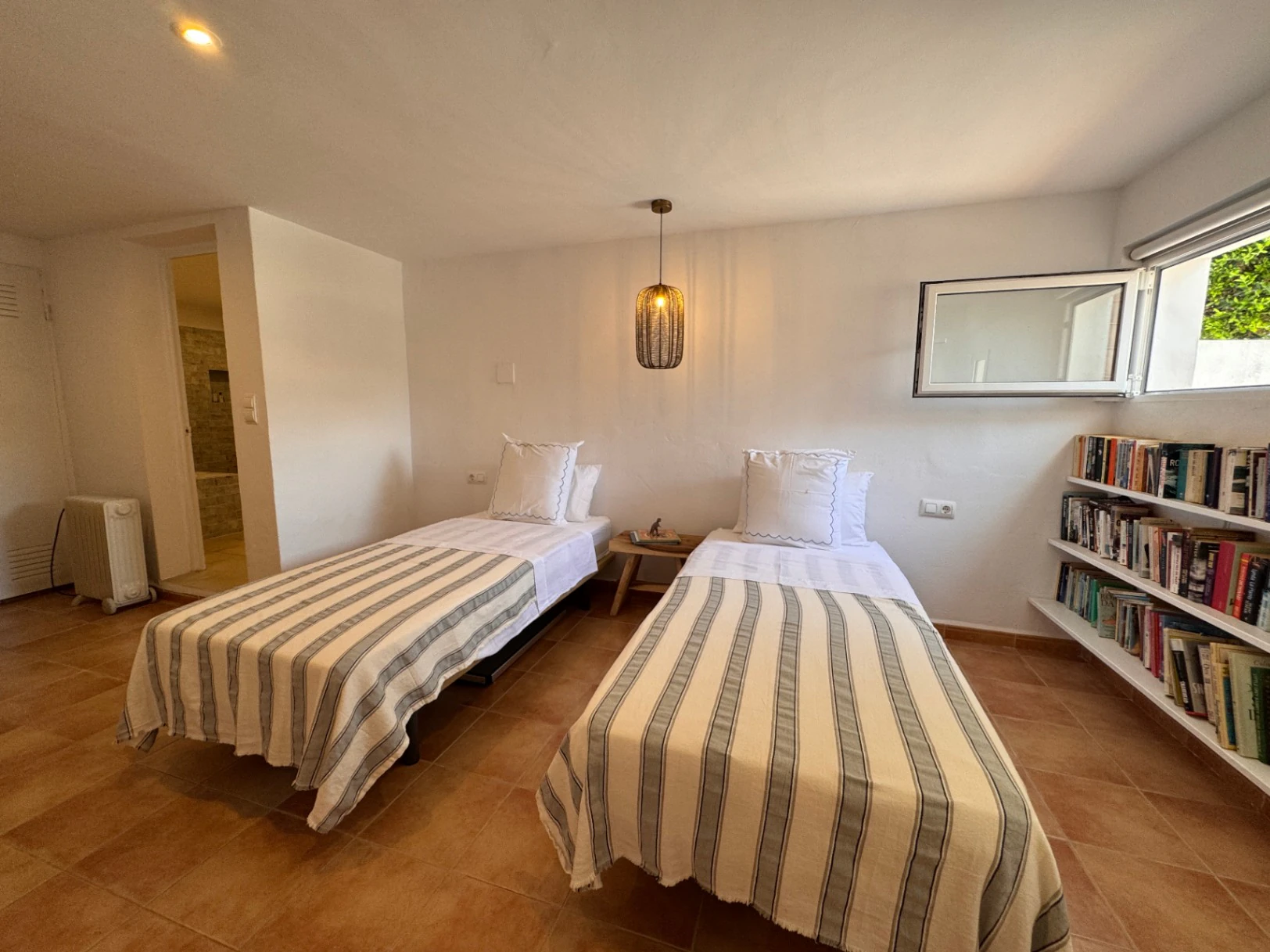 B1498 - Villa independiente con apartamento de invitados, diseño renovado con muy buen gusto y piscina comunitaria en Moraira