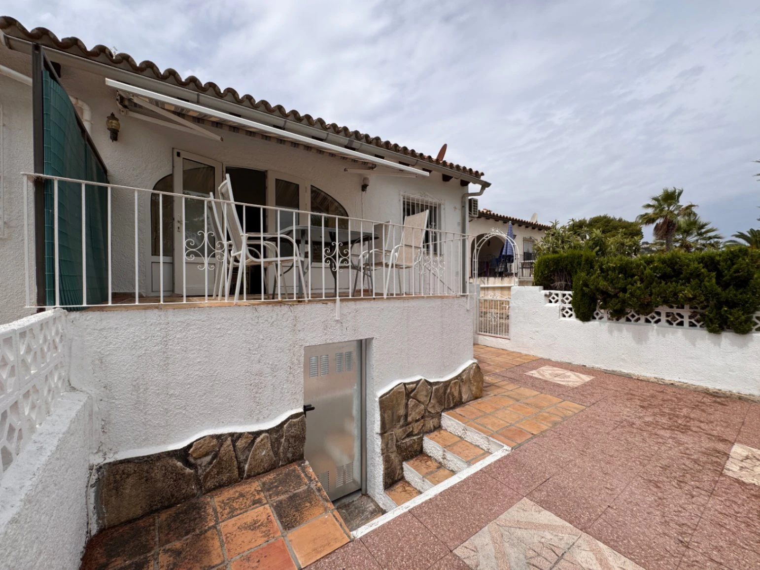 B1497 - Semi-detached bungalow for sale in Moraira with communal pool, step-free access, near beach, services and golf