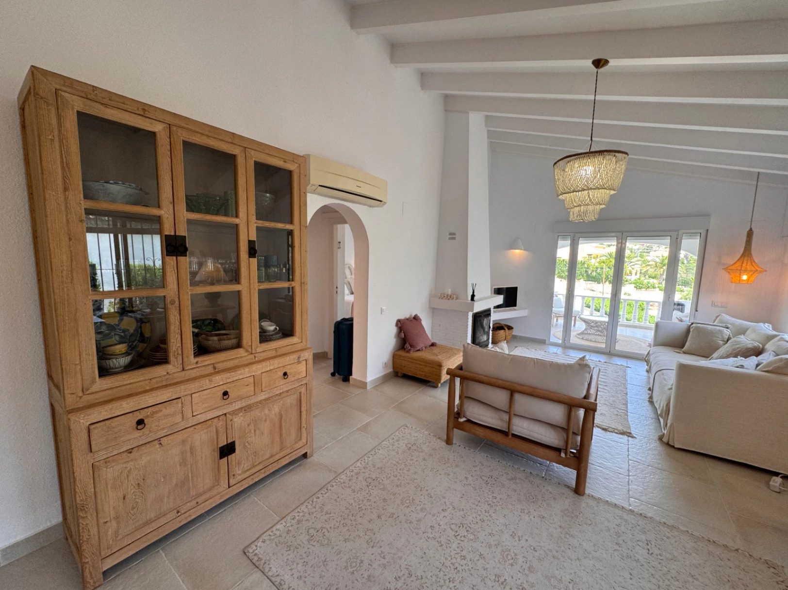 B1498 - Villa independiente con apartamento de invitados, diseño renovado con muy buen gusto y piscina comunitaria en Moraira