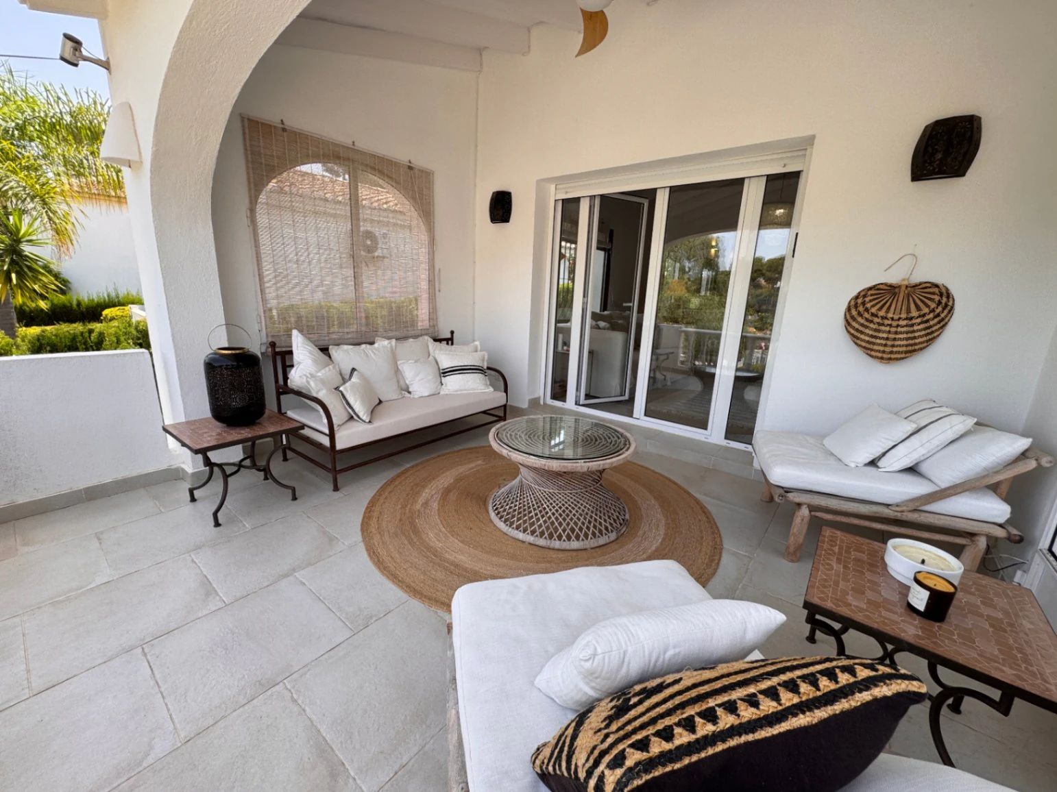 B1498 - Villa independiente con apartamento de invitados, diseño renovado con muy buen gusto y piscina comunitaria en Moraira