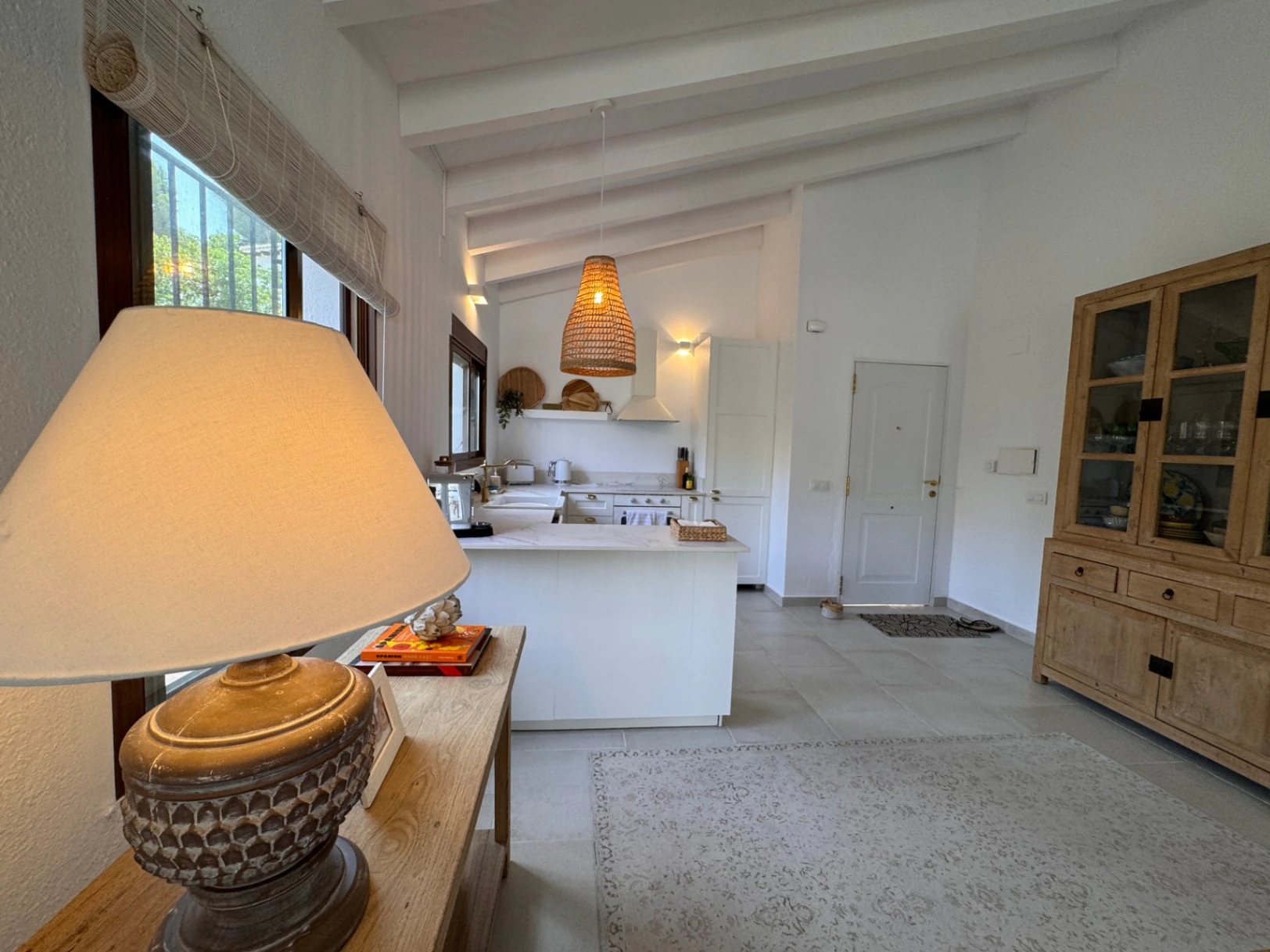 B1498 - Villa independiente con apartamento de invitados, diseño renovado con muy buen gusto y piscina comunitaria en Moraira