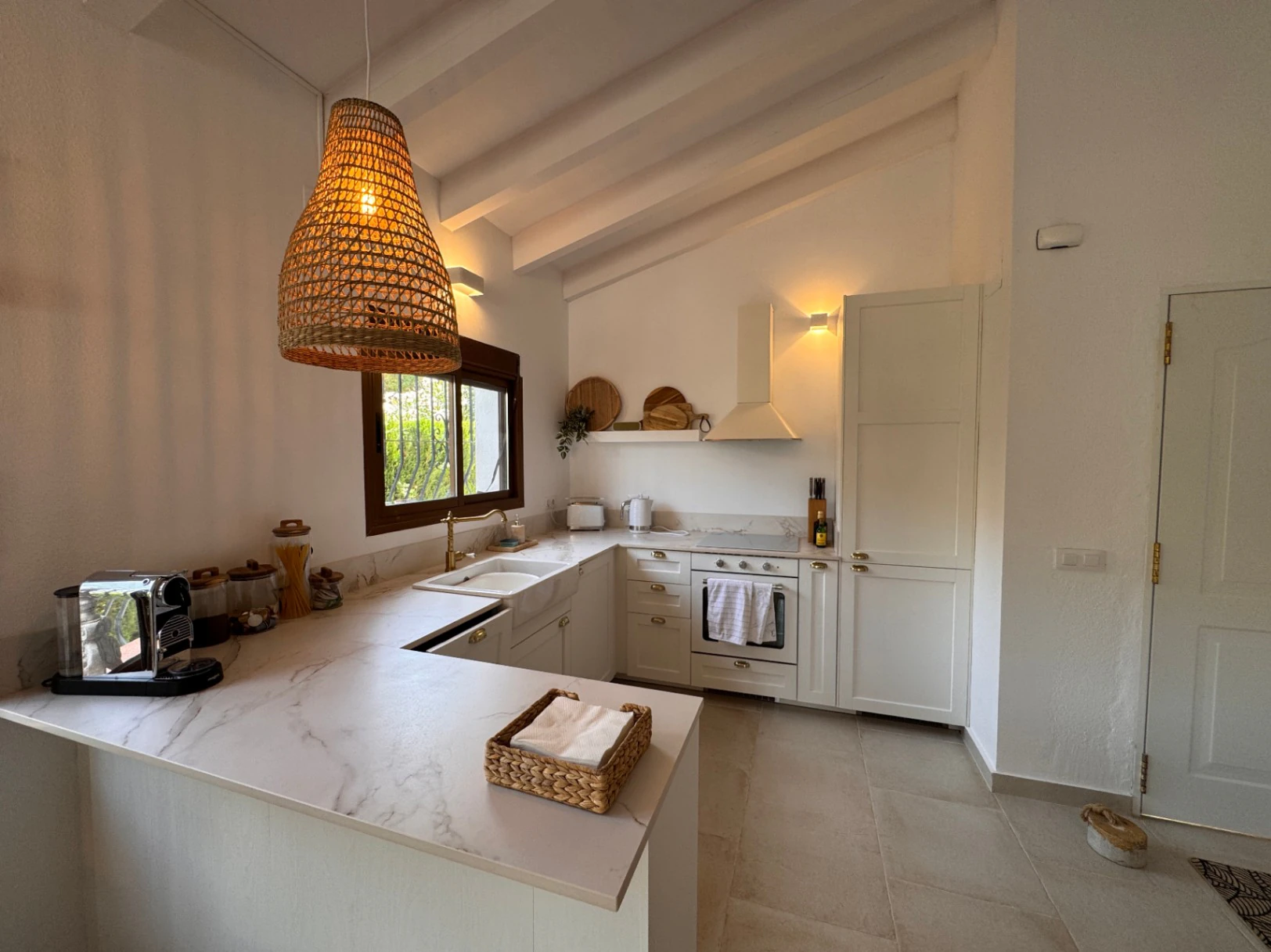 B1498 - Villa independiente con apartamento de invitados, diseño renovado con muy buen gusto y piscina comunitaria en Moraira