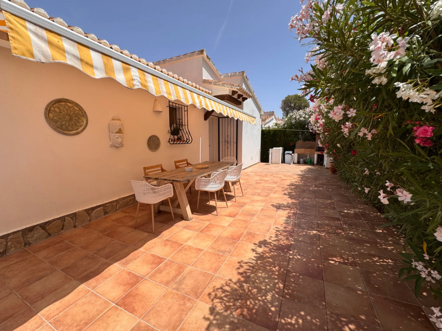 B1498 - Villa independiente con apartamento de invitados, diseño renovado con muy buen gusto y piscina comunitaria en Moraira