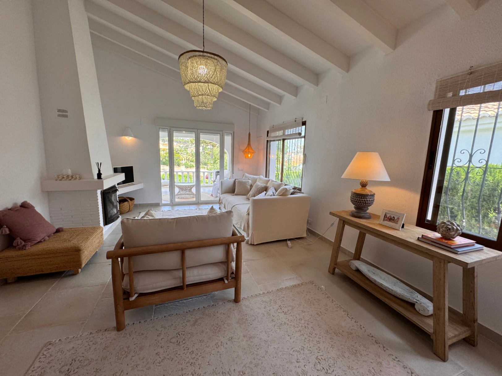 B1498 - Villa independiente con apartamento de invitados, diseño renovado con muy buen gusto y piscina comunitaria en Moraira