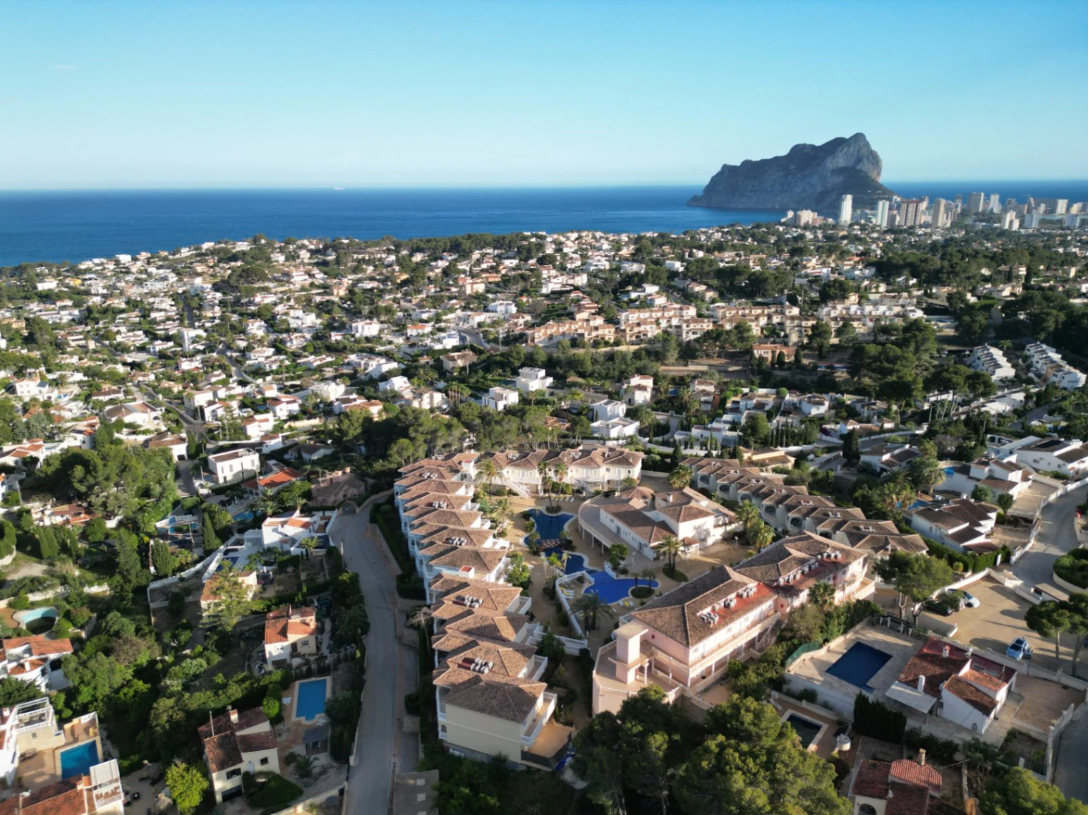A0875 - Penthouse d’angle avec vue mer dans un complexe de style resort entre Moraira, Benissa et Calpe