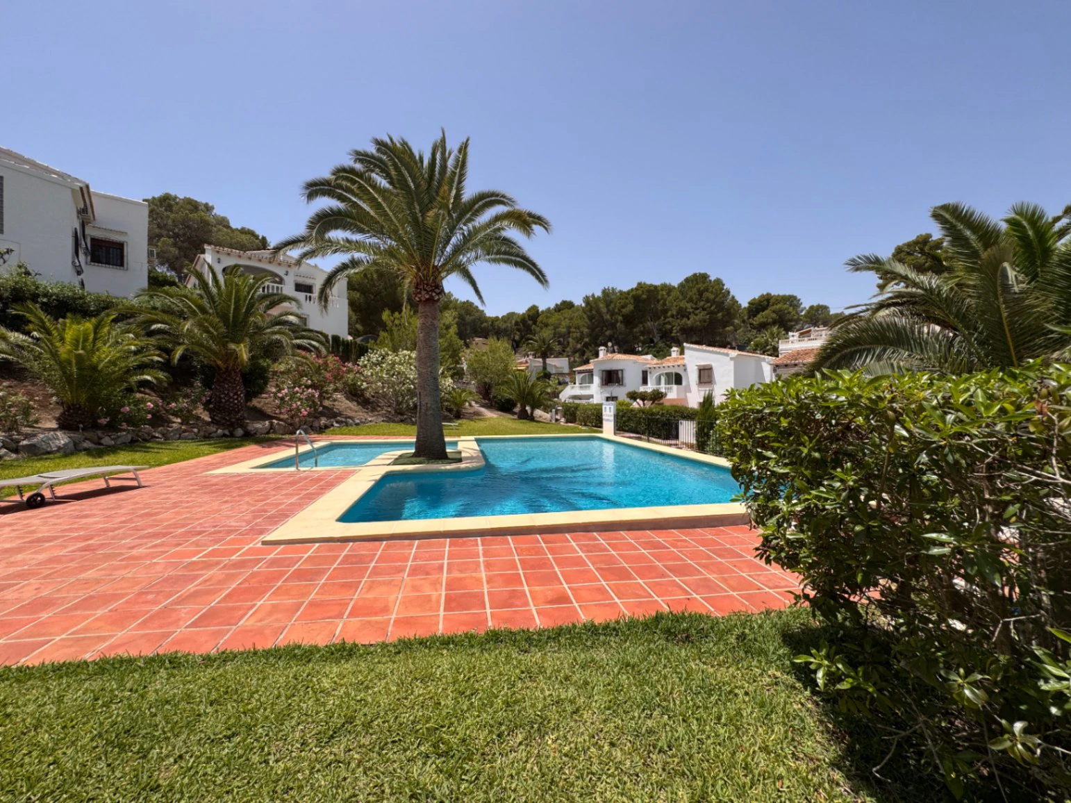 B1498 - Villa independiente con apartamento de invitados, diseño renovado con muy buen gusto y piscina comunitaria en Moraira
