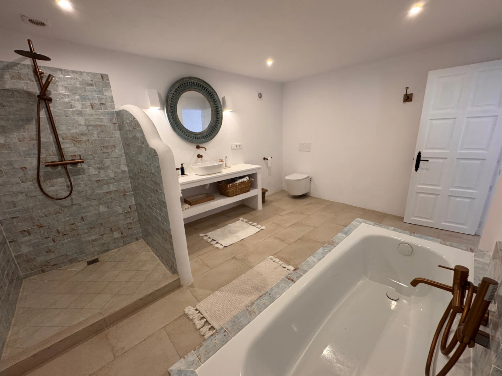 B1498 - Villa independiente con apartamento de invitados, diseño renovado con muy buen gusto y piscina comunitaria en Moraira