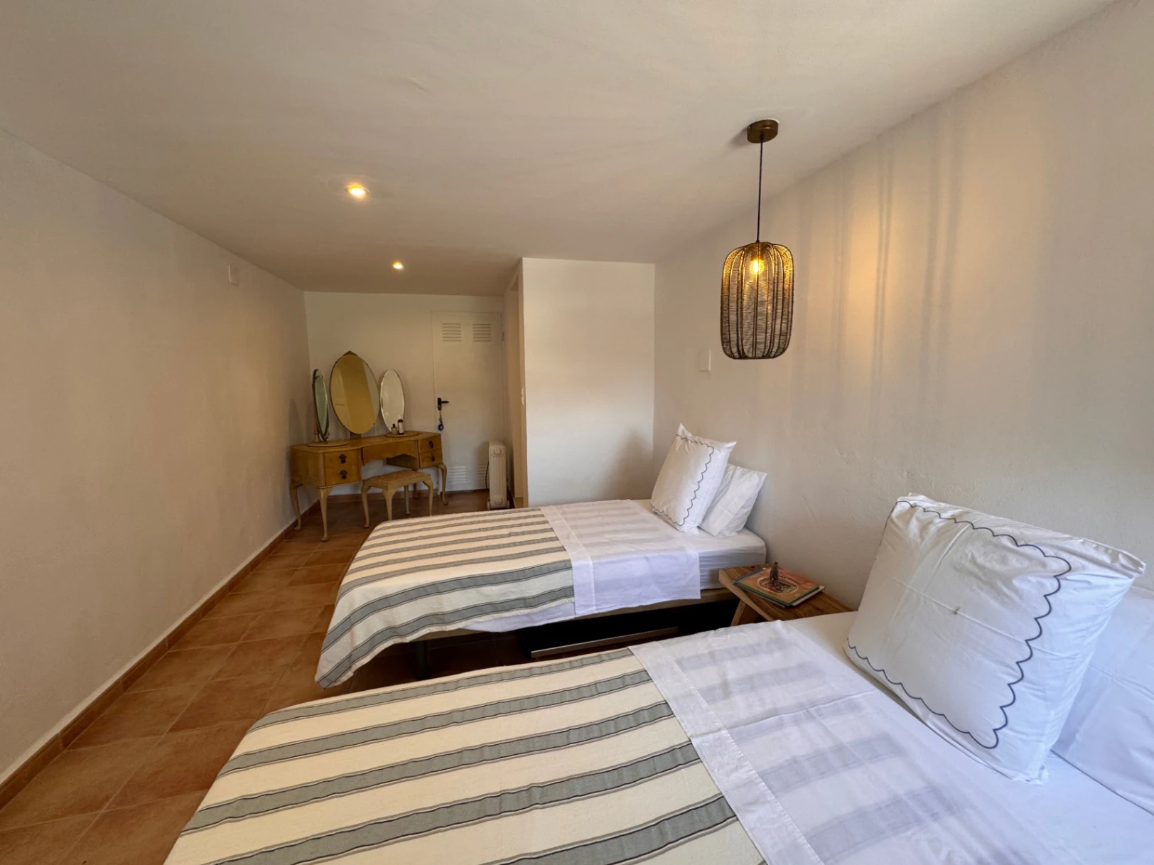 B1498 - Villa independiente con apartamento de invitados, diseño renovado con muy buen gusto y piscina comunitaria en Moraira