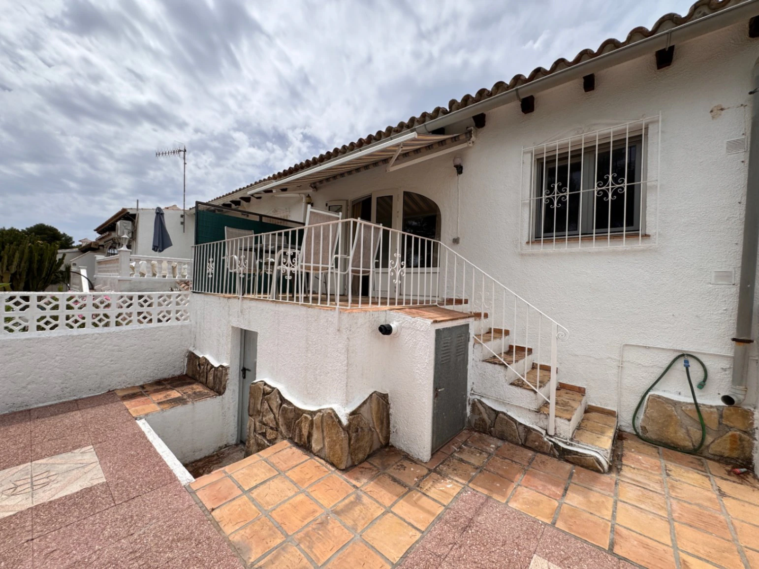 B1497 - Semi-detached bungalow for sale in Moraira with communal pool, step-free access, near beach, services and golf