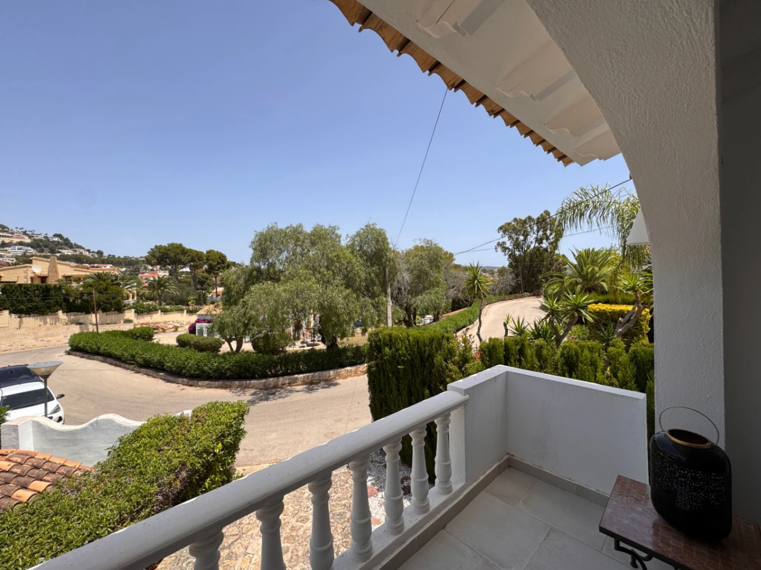 B1498 - Villa independiente con apartamento de invitados, diseño renovado con muy buen gusto y piscina comunitaria en Moraira