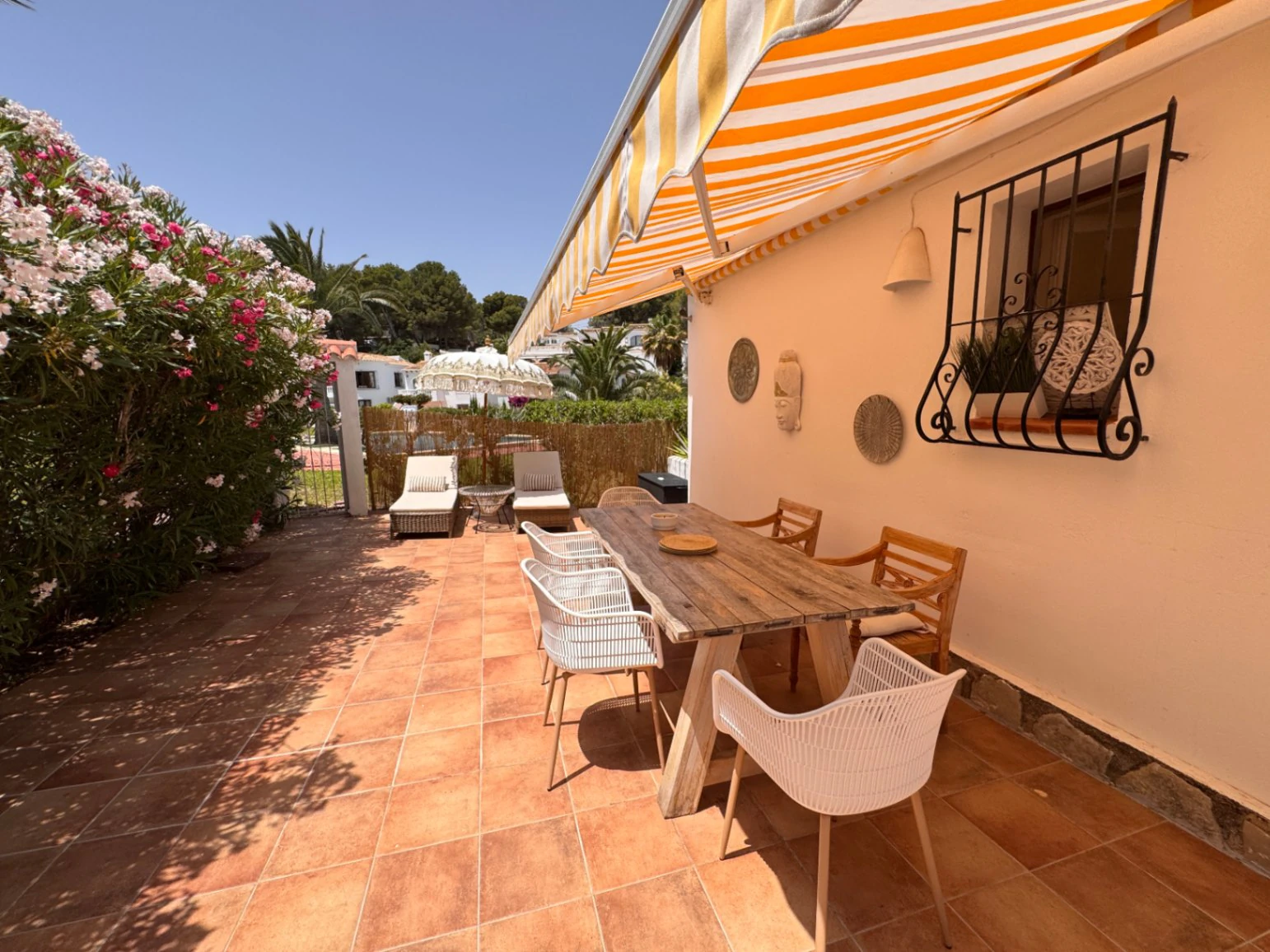 B1498 - Villa independiente con apartamento de invitados, diseño renovado con muy buen gusto y piscina comunitaria en Moraira
