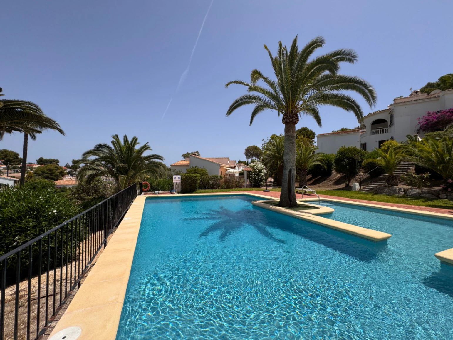 B1498 - Villa independiente con apartamento de invitados, diseño renovado con muy buen gusto y piscina comunitaria en Moraira