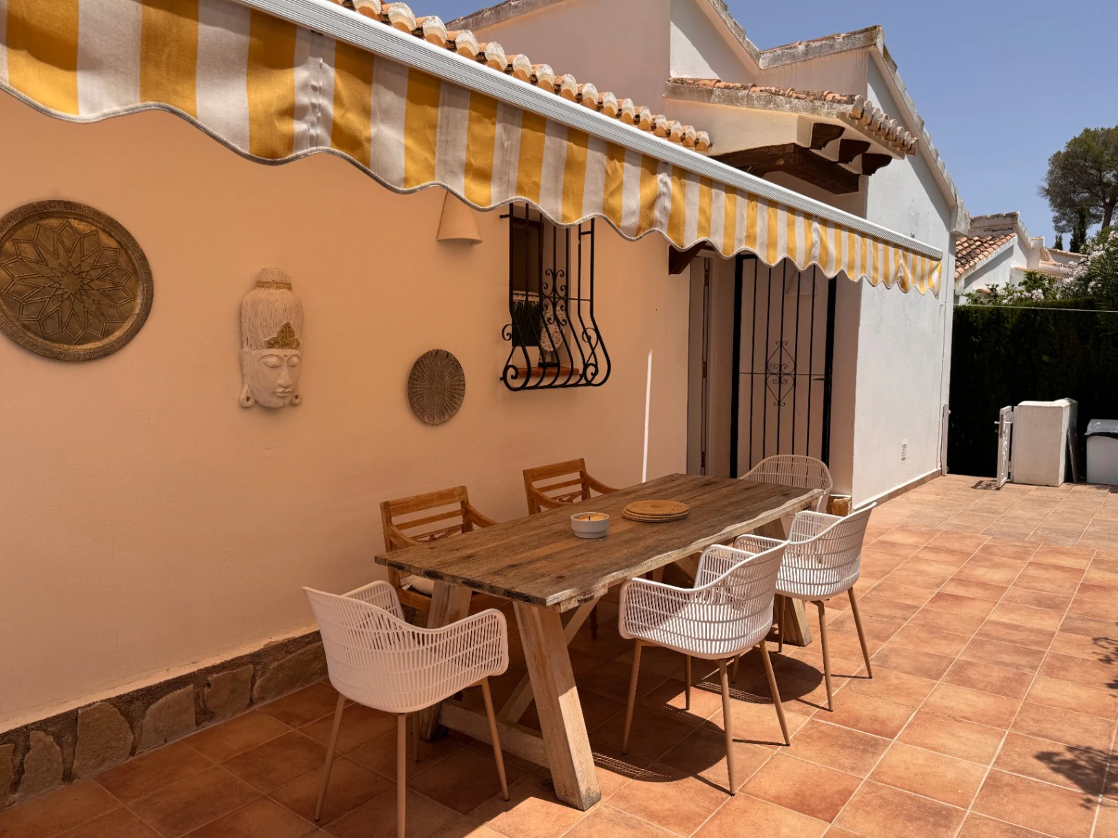 B1498 - Villa independiente con apartamento de invitados, diseño renovado con muy buen gusto y piscina comunitaria en Moraira