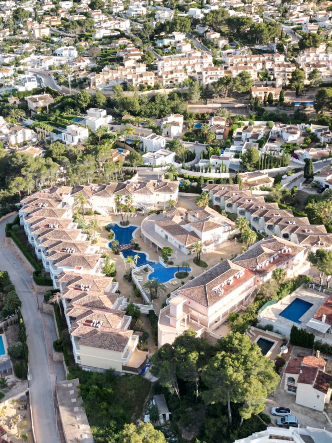 A0875 - Penthouse d’angle avec vue mer dans un complexe de style resort entre Moraira, Benissa et Calpe