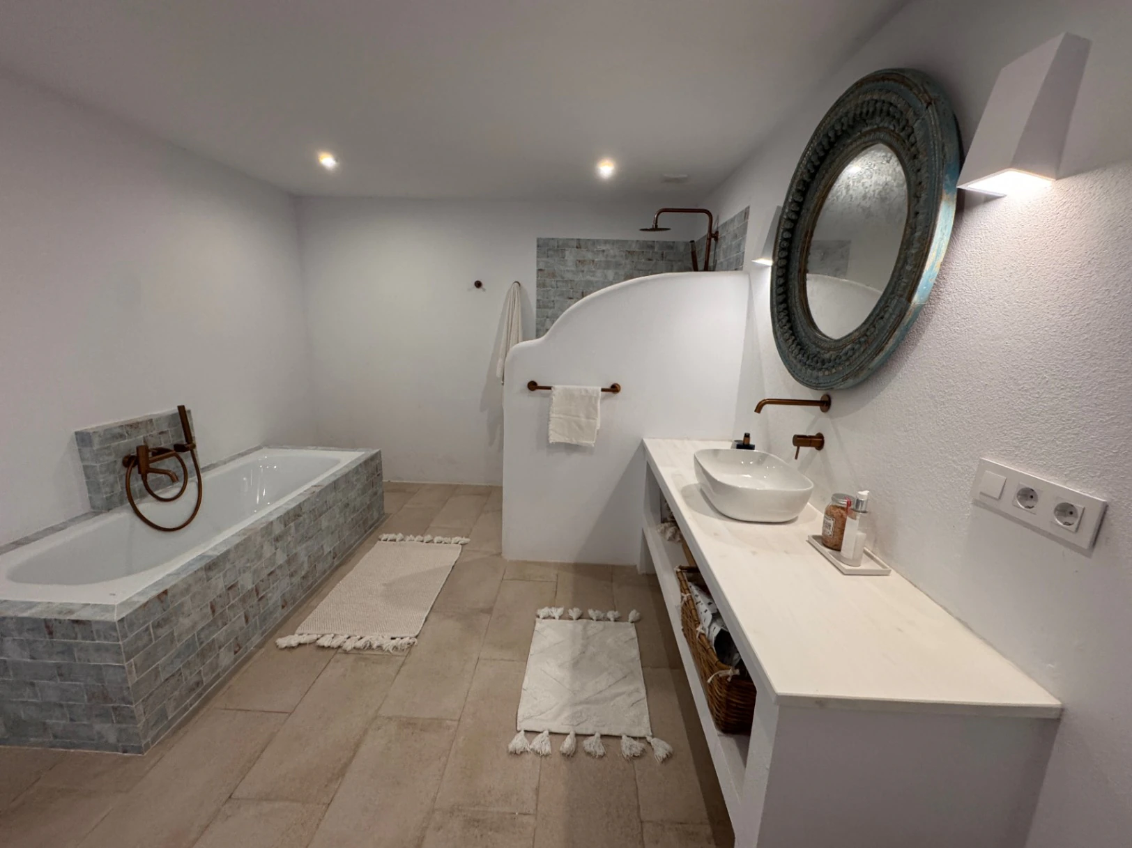 B1498 - Villa independiente con apartamento de invitados, diseño renovado con muy buen gusto y piscina comunitaria en Moraira