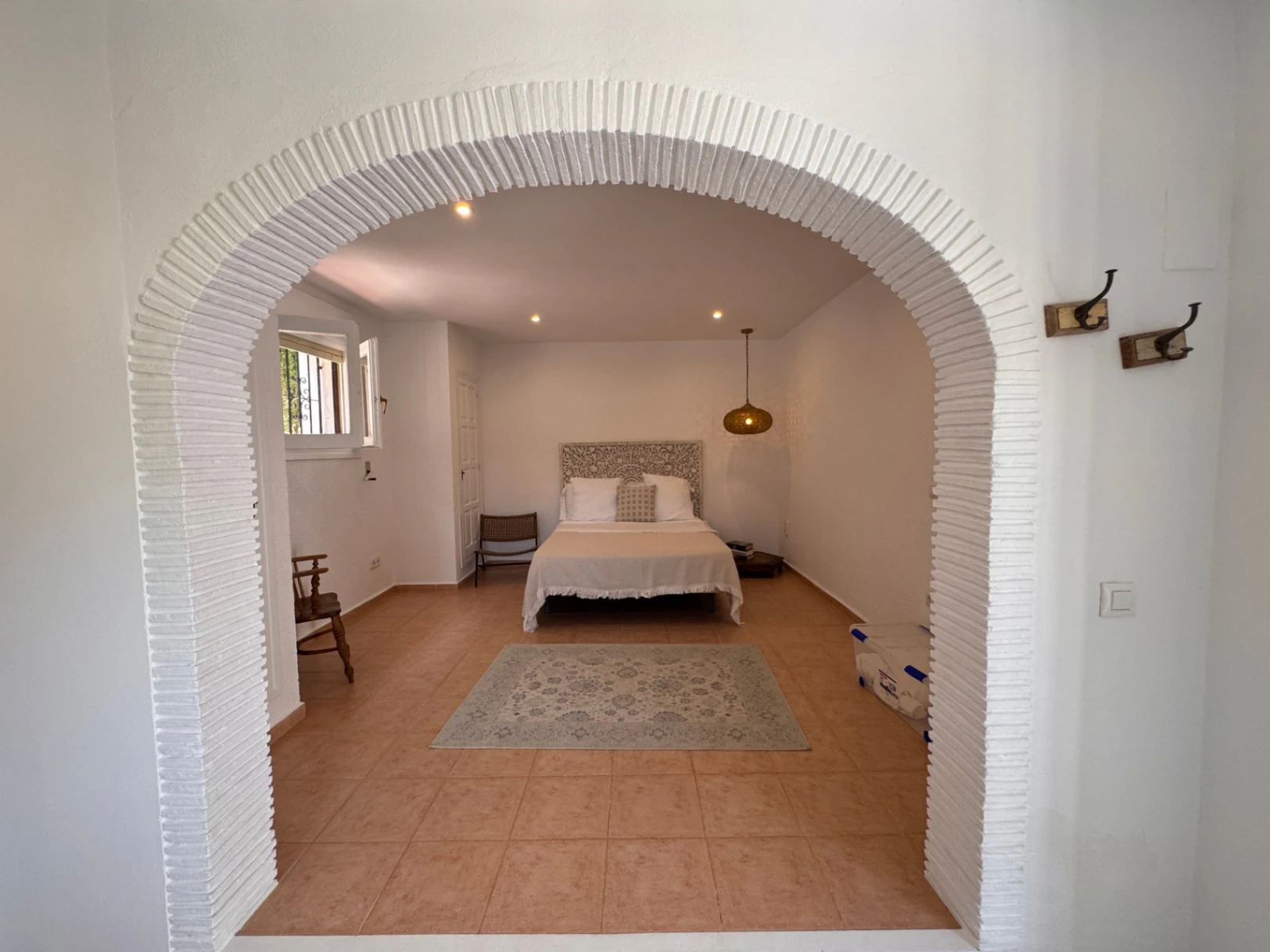 B1498 - Villa independiente con apartamento de invitados, diseño renovado con muy buen gusto y piscina comunitaria en Moraira