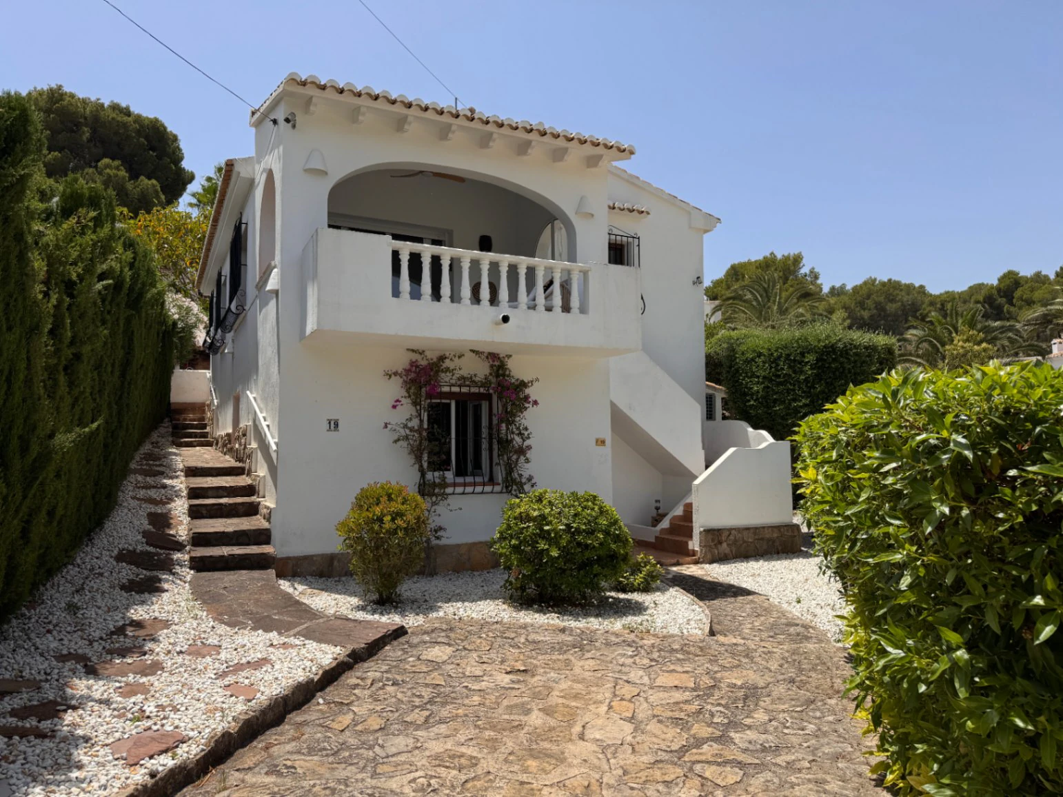 B1498 - Villa independiente con apartamento de invitados, diseño renovado con muy buen gusto y piscina comunitaria en Moraira