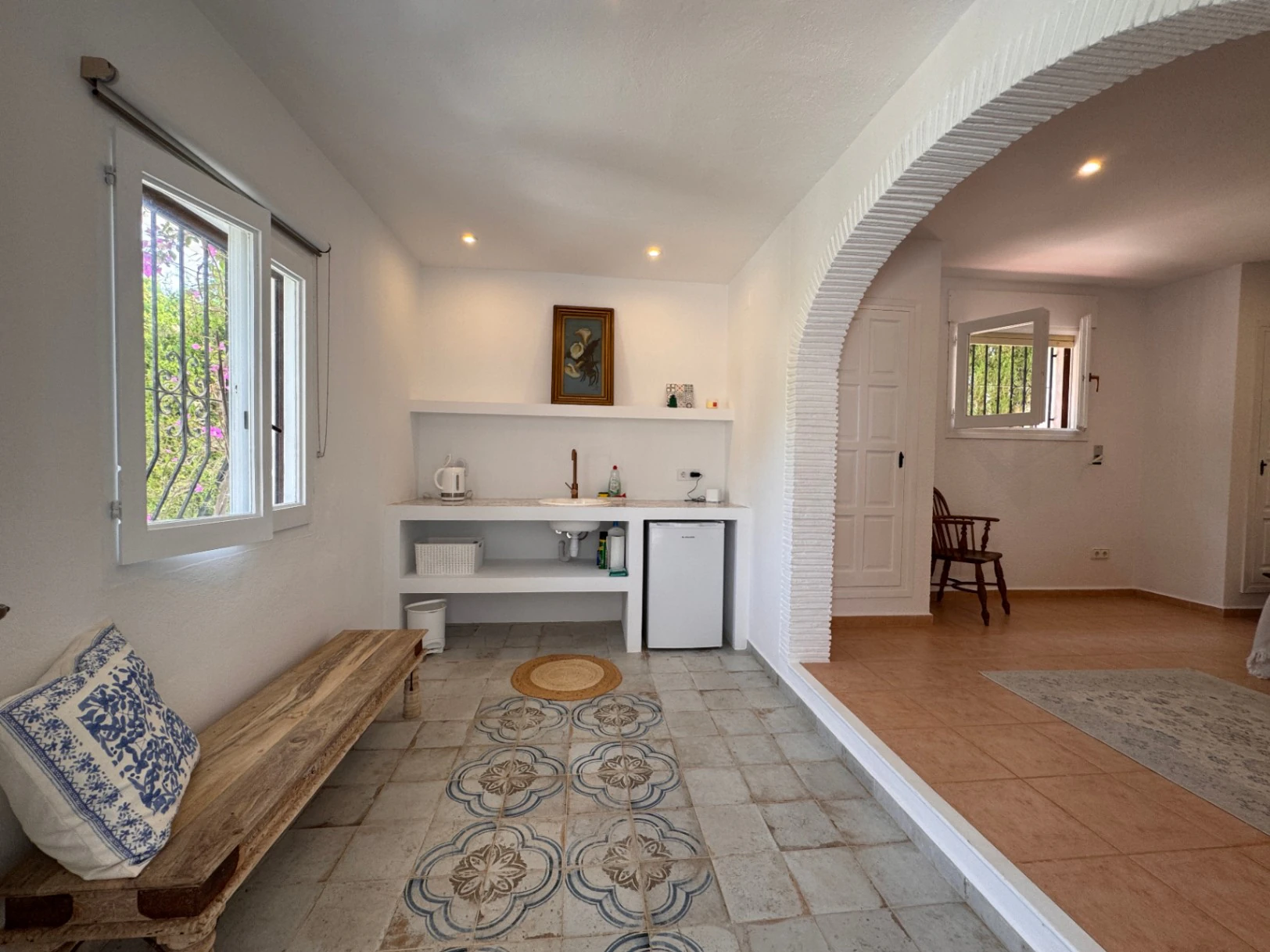 B1498 - Villa independiente con apartamento de invitados, diseño renovado con muy buen gusto y piscina comunitaria en Moraira