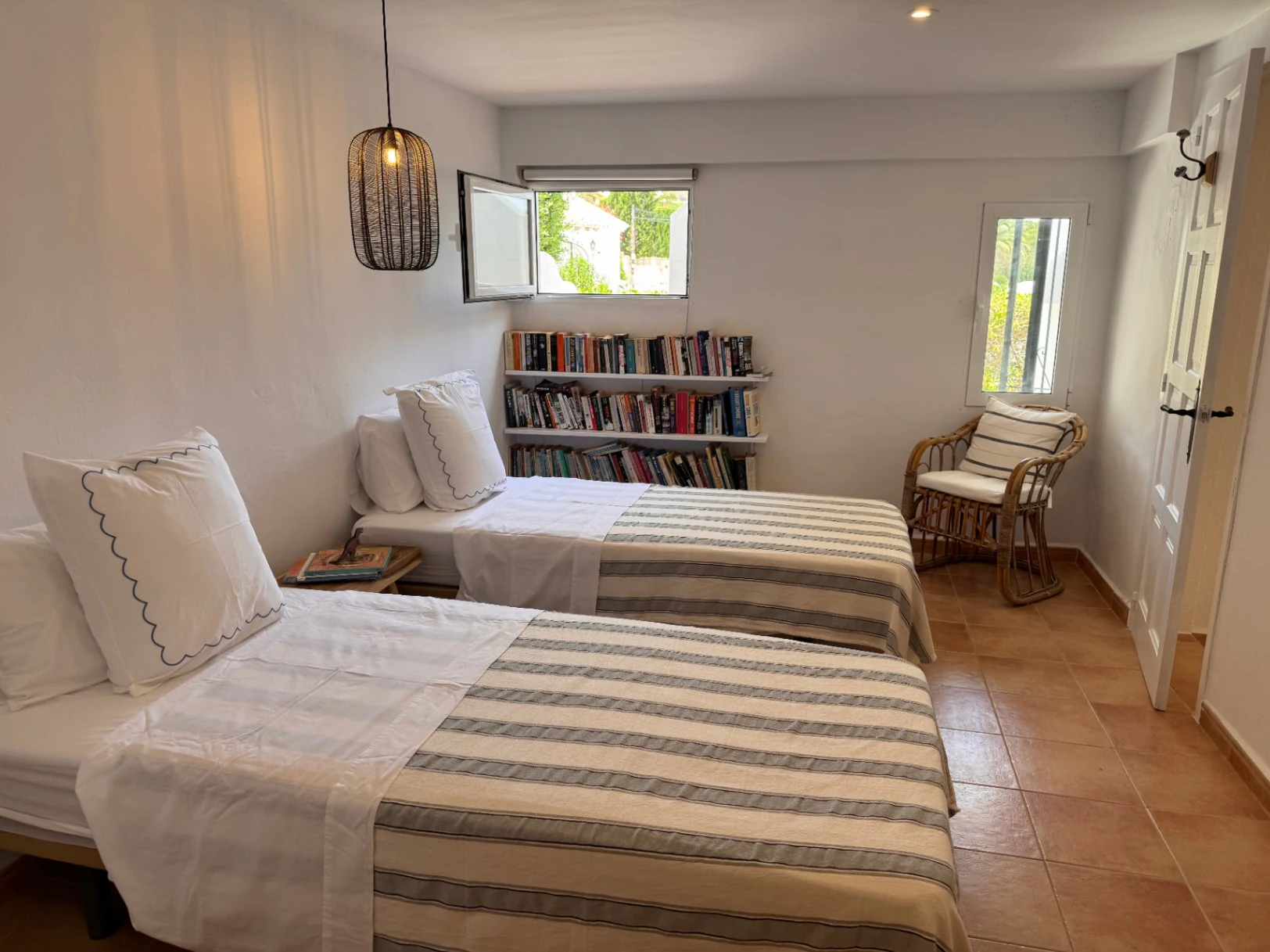 B1498 - Villa independiente con apartamento de invitados, diseño renovado con muy buen gusto y piscina comunitaria en Moraira