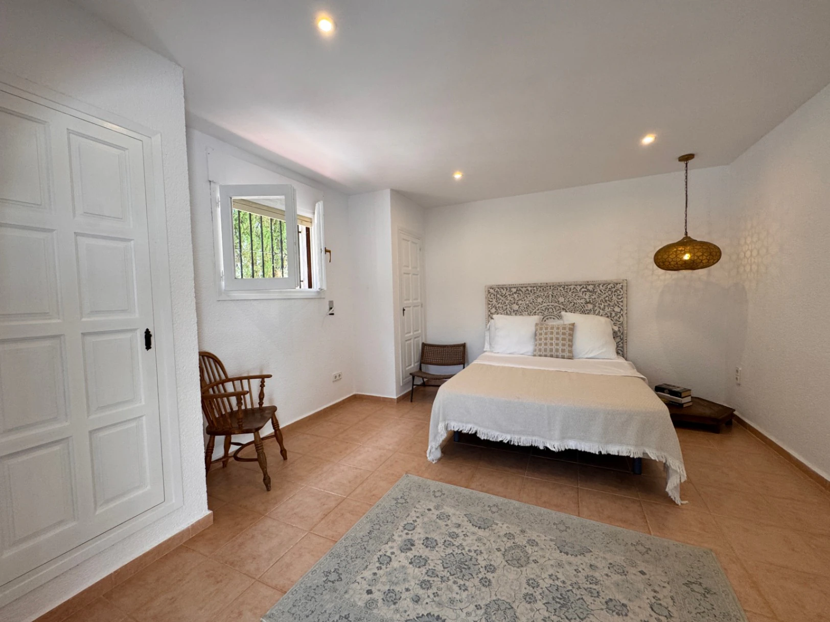 B1498 - Villa independiente con apartamento de invitados, diseño renovado con muy buen gusto y piscina comunitaria en Moraira
