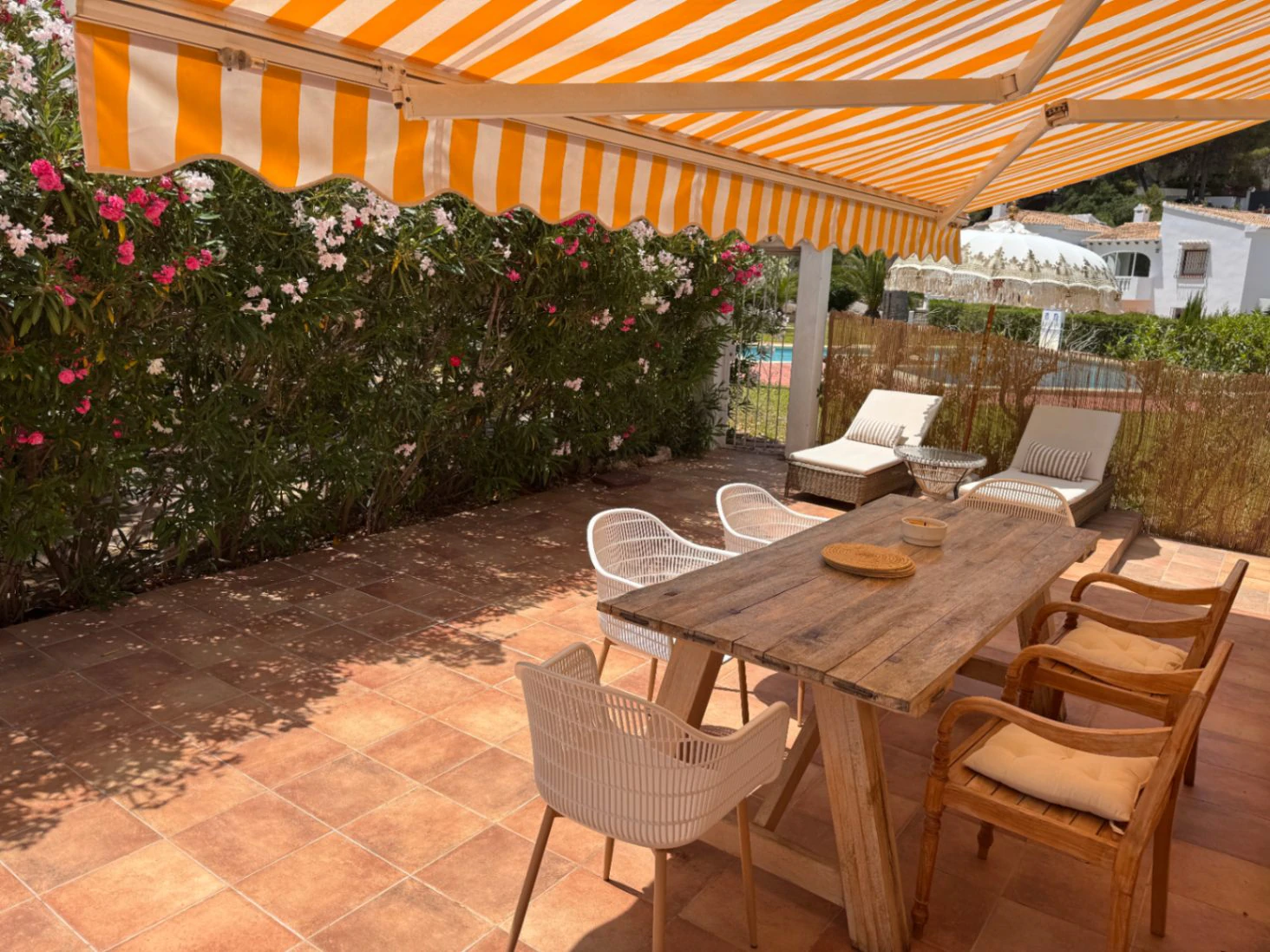 B1498 - Villa independiente con apartamento de invitados, diseño renovado con muy buen gusto y piscina comunitaria en Moraira